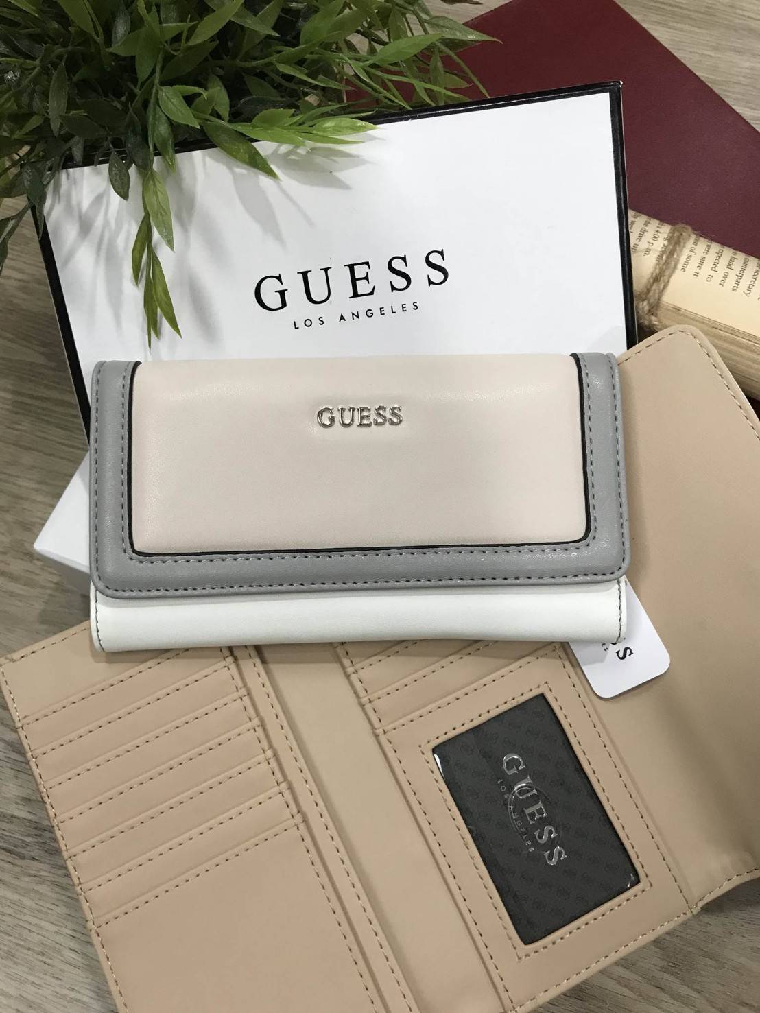 NEW ARRIVAL! GUESS FACTORY WOMEN'S WALLET 2018 กระเป๋าสตางค์หนังแกะสังเคราะห์แบบนิ่มสีขาวครีมตัดขอบเทาสวยลงตัว ด้านหน้ามีโลโก้แบรนด์อะไหล่เงิน ด้านหลังมี1ช่องซิป หัวซิปปั้มแบรนด์ เปิดปิดด้วยฝาปิด ภายในมีช่องใส่รูป ช่องใส่ธนบัตรและช่องใส่บัตรหลายช่องแ