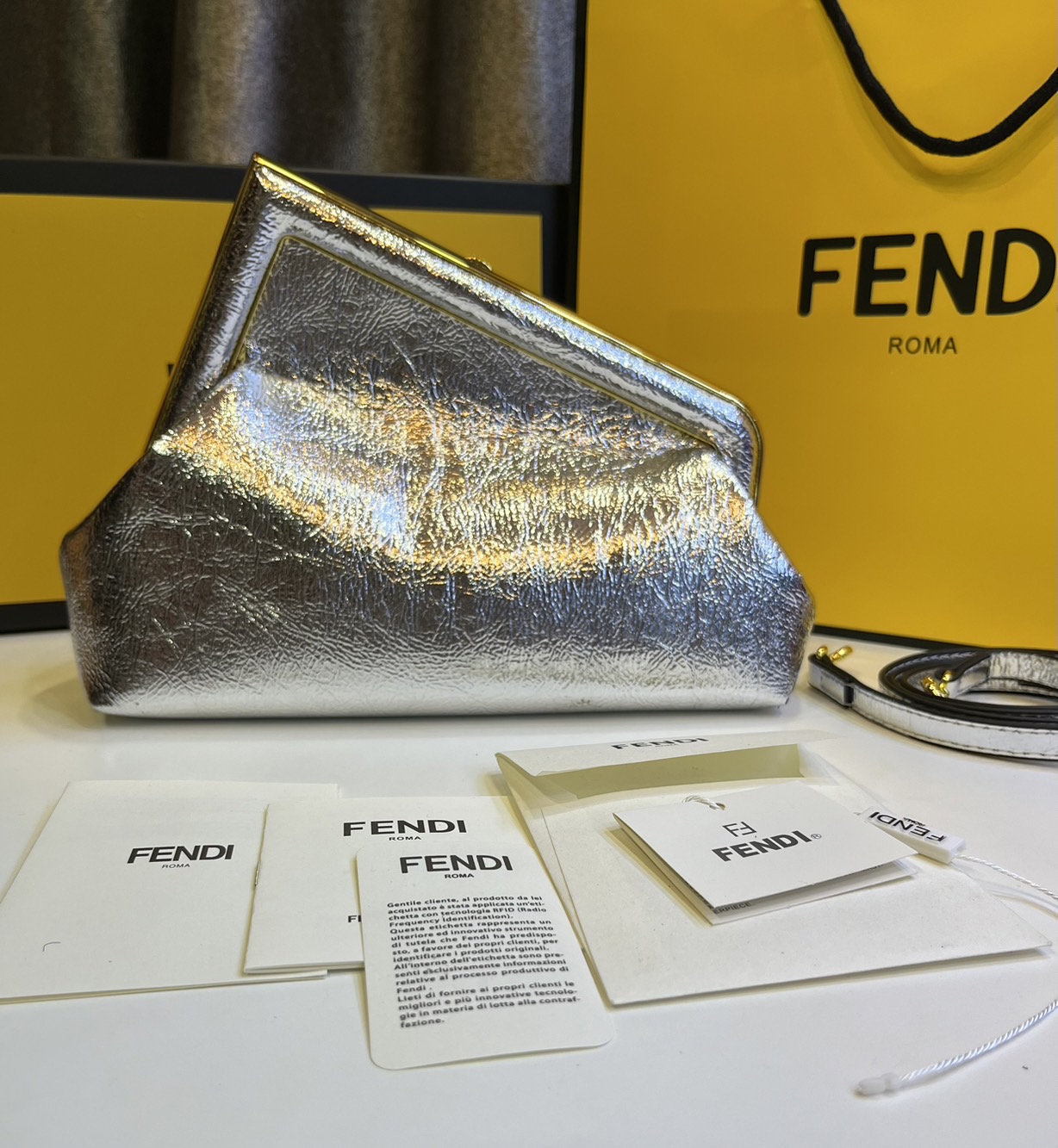 พร้อมส่ง 6 สี FENDI First Midi bag กระเป๋าทรงคลัชมาพร้อมสายสะพาย รูปลักษณ์สวยงามทันสมัย 🧡 เกรดออริจินอล 1:1 สลับแท้ ใช้งานต่างประเทศได้