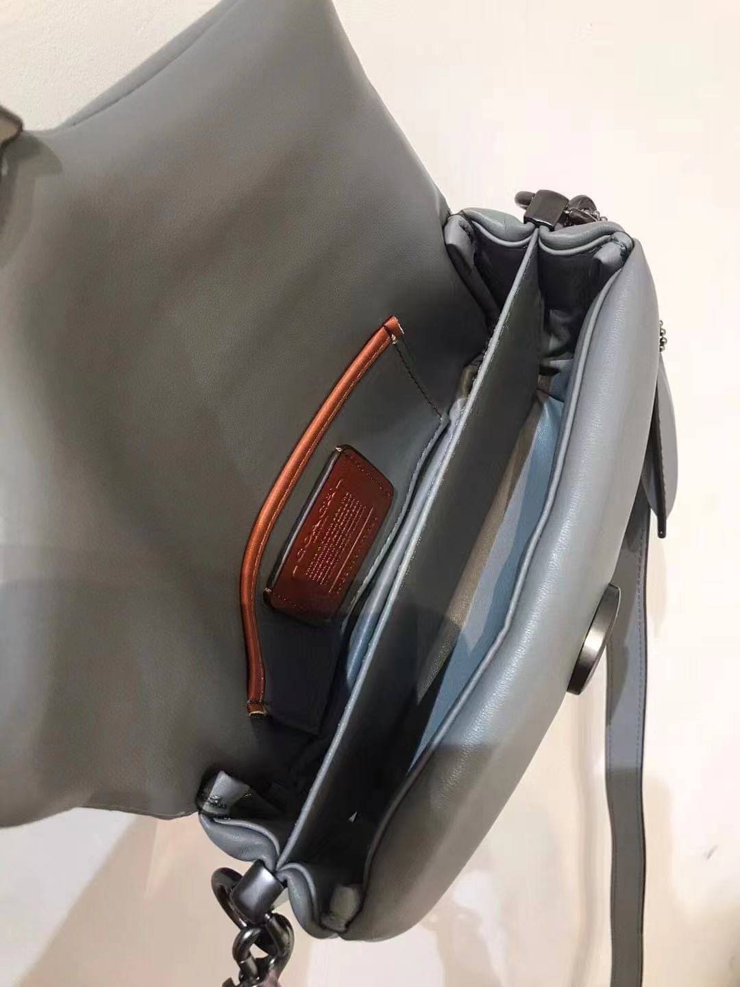 Coach Pillow Tabby Shoulder Bag 18 หนัง nappa หนานิ่ม นุ่มมากๆ รุ่นใหม่ล่าสุดค่ะ! พร้อมโลโก้รุ่นใหม่ด้วยเช่นกัน เพิ่มความหรู ดูดีเข้าไปอีกค่ะ เปิดปิดกระเป๋าแบบกระดุมแมาเหล็ก ภายในมีช่องใส่ของสองช่อง; สามารถใส่กระเป๋าเงินใบสั้นได้;พาสปอร์ตได้;มือถือได้ ค่ะ