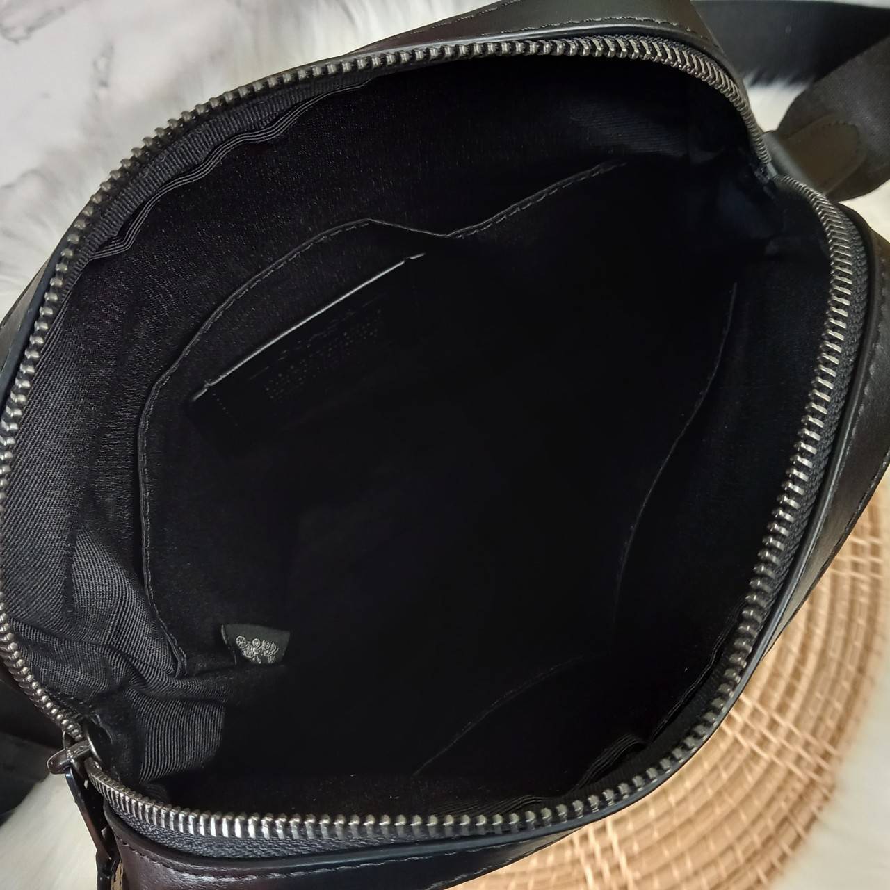 COACH HOUSTON FLIGHT BAG IN SIGNATURE LEATHER (COACH F73338) กระเป๋าสะพาย ลวดลาย C นูน SIGNATURE ที่ดูโดดเด่นมาก// วัสดุหนังแท้ทั้งใบ อยู่ทรงสวย// ด้านในโล่งกว้าง จุของได้เยอะ ด้านหน้ามีอีกช่องซิบไว้เก็บของสำคัญได้อย่างเป็นสัดส่วน ลงตัว เปิด-ปิด ด้วยซิบ/ 