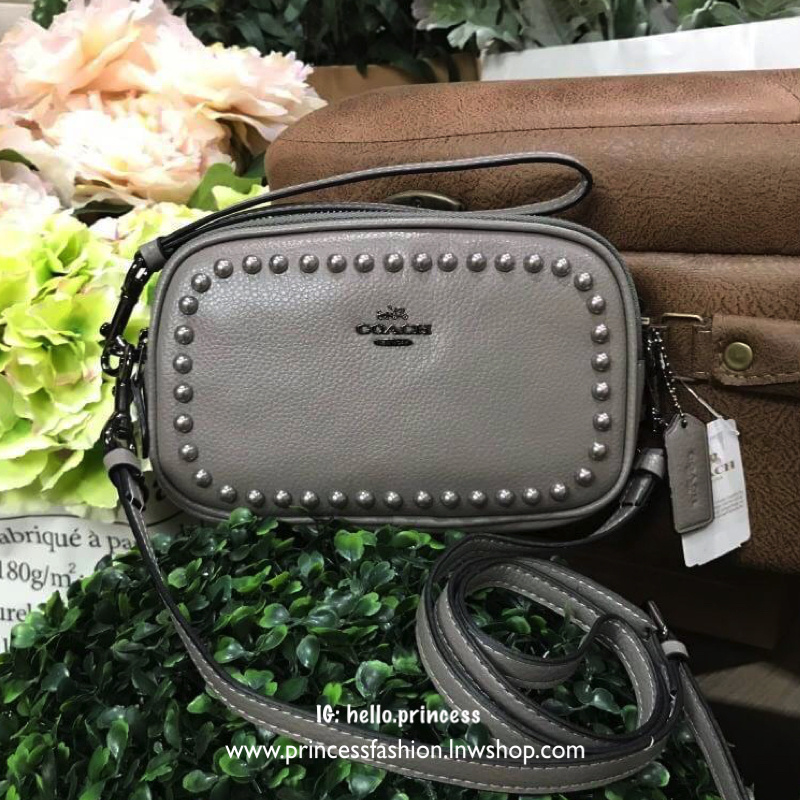 COACH FACTORY Crossbody Clutch with Rivets กระเป๋าสะพายพร้อมสายคล้องข้อมือ ขนาดกำลังน่ารัก วัสดุหนังเรียบ สวยอยู่ทรง ด้านหน้ามี logo brand ประดับหมุดรอบสุดชิค เปิดปิดด้วยซิป แบ่ง 2 ช่อง ภายในโล่ง มีช่องเล็ก พร้อมสายคล้องข้อมือ และสายยาวถอด ปรับได้ค่ะ