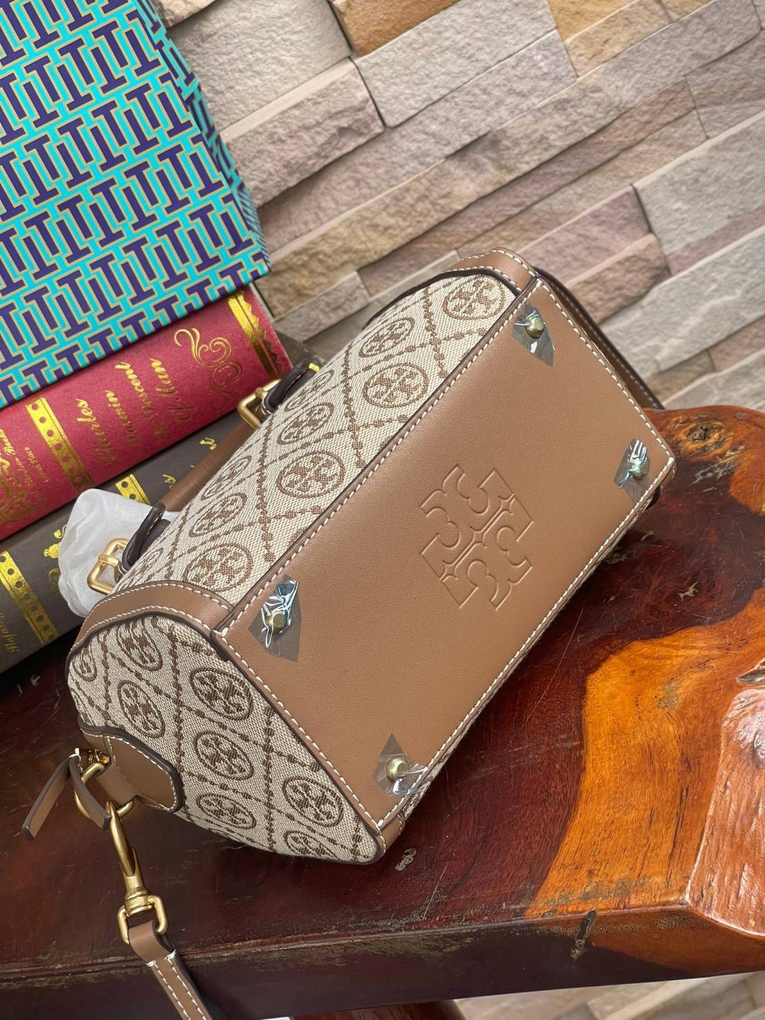 small: Tory burch T Monograme Jacquaed Mini Duffle Bag เป็นทรงกระเป๋าที่มีความฮอตฮิตตลอดกาล ด้วยรูปทรงคลาสสิคและเหมาะใช้งานเข้ากับทุกสถานการณ์ ไม่ว่าจะเป็นกระเป๋าสะพายไหล่ เพิ่มความคล่องตัวและเข้าได้กับทุกลุค ไม่ว่าจะเป็นวันสบายๆ หรือวันที่ต้องออกไปทำกิจก