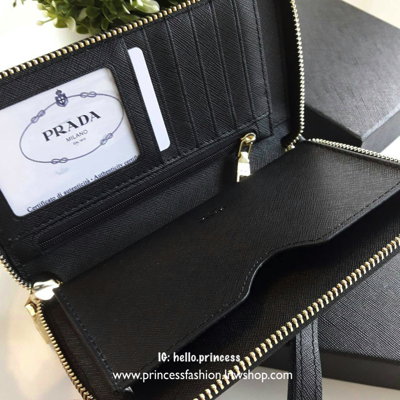 รุ่นขายดี เข้าแล้วค้า ช็อปเลย!! กับ Prada Wallet Saffiano กระเป๋าสตางค์ซิปรอบ *พร้อมสายคล้องมือ เปิดปิดด้วยซิป อะไหล่ทอง ปั้มแบรนด์ ทั้งใบ *จุดเด่นมีช่องใส่มือถือ ได้ถึงiphone7+ ใส่บัตรได้หลายช่อง ด้านในมีช่องซิปแยกอีก1ช่อง แถมยังมี ช่องใส่รูปอีกด้วยค้า เ