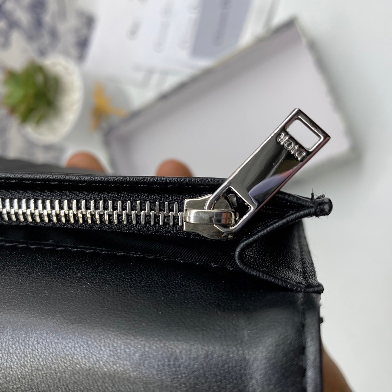 หนังแท้ DIOR LONG WALLET MONOGRAM / DIOR WALLET กระเป๋าสตางค์ใบยาว เอกลักษณ์ของความหรู วัสดุหนังแท้และผ้า Jacquard อย่างดีสวยงามที่สุด ผสมผสานความสง่างามและคลาสสิกที่เข้ากับยุคสมัย ด้านหน้าโดดเด่นด้วยซิกเนเจอร์แบรนด์ เป็นอีกหนึ่งรุ่นที่ดาราเชเลปใช้กันเยอะ