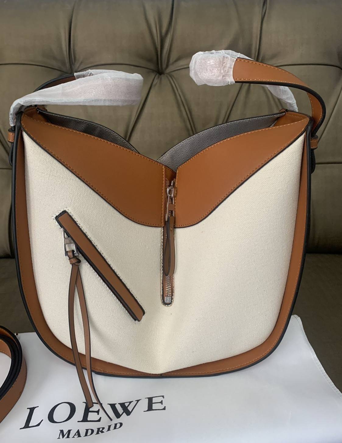 Loewe Hammock Bag / Loewe Small Hammock Tan Ken Price La Palme Edition / กระเป๋าสไตล์แคชชวล พิมพ์ลายต้นปาล์ม