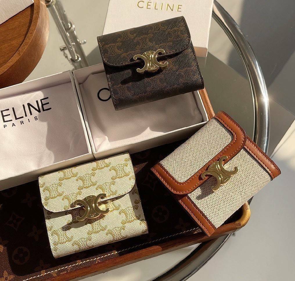 CELINE SHORT WALLET VIP GIFT WITH PURCHASE (GWP) พรีเมี่ยมกิ๊ฟ Limited จาก CELINE HAUTE PARFUME DUTYFREE COUNTER วัสดุ Triomphe Canvas หนังสวยอยู่ทรงปั้มโลโก้ด้านหน้าเปิดปิดฝาพับกระดุม ภายในมีช่องแบ่งหลายช่อง มีช่องใส่บัตรหลายช่อง ช่องใส่เหรียญ ช่องใส่ธนบ