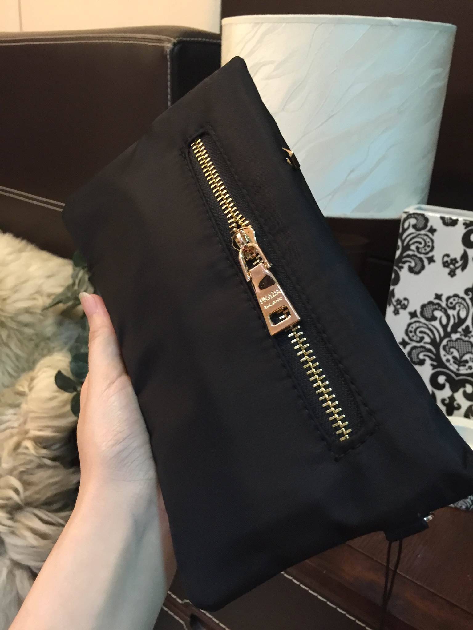 New Arrival! มาใหม่ค้า กระเป๋า Premium Gift จากแบรนด์ Prada ทรง crossbody อีกรุ่นที่ขนาดกำลังน่ารัก ตัวกระเป๋า เป็นไนลอนเต็มใบ กันน้ำ ด้านหน้าประดับโลโก้ อะไหล่ทอง สวยหรูเว่อร์วัง มาพร้อมสาย 2 เส้น สะพายได้และสามารถเป็น cross body ได้ ใส่สายสั้นเป็นคล้องม