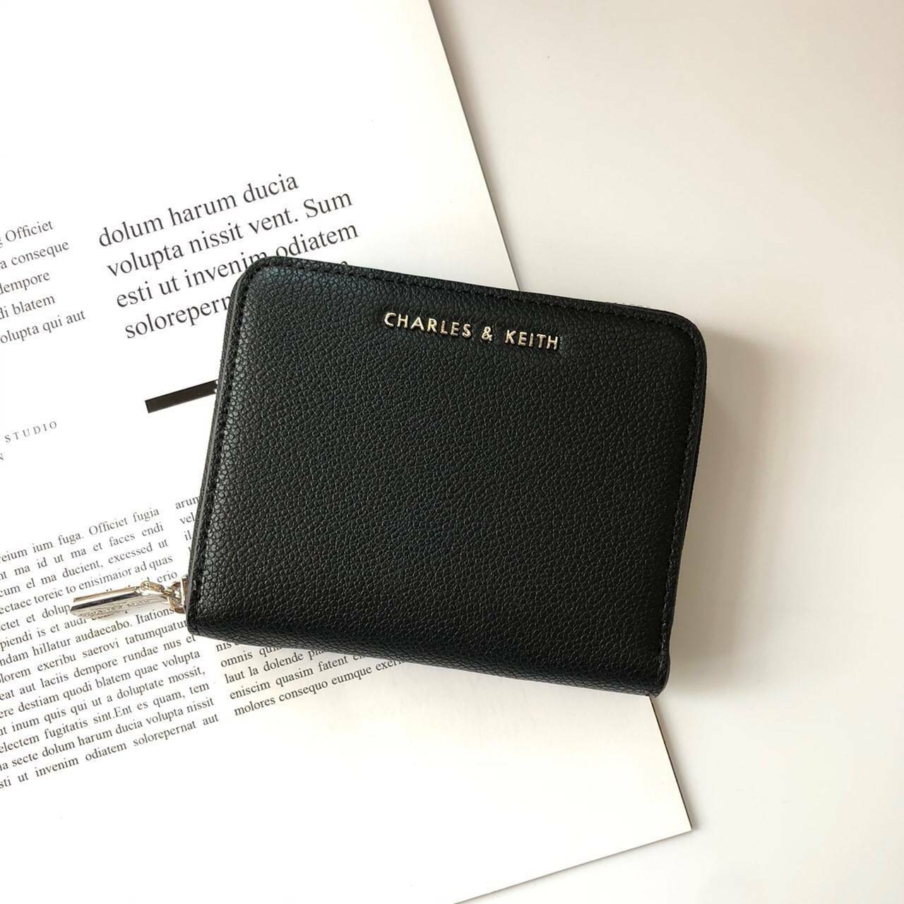 กระเป๋าสตางค์ใบสั้น CHARLES & KEITH เปิด - ปิดกระเป๋าด้วยซิปรอบ ด้านในมีช่องใส่บัตร ช่องใส่ธนบัตร ช่องใส่รูป และช่องซิปค่ะ