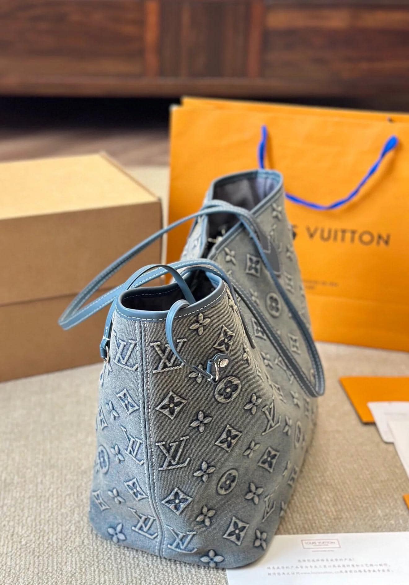 LV Carryall Denim Vintage Tote Bag กระเป๋าทรงโท้ทเดนิมสไตล์วินเทจ รุ่นใหม่ปั้มนูนลายโมโนแกรมบนเดนิมสุดไอคอนิก ที่ใครเห็นต้องเป็นคลั่งรัก ผู้ดี หรูหราได้ทุกลุค ทุกสไตล์