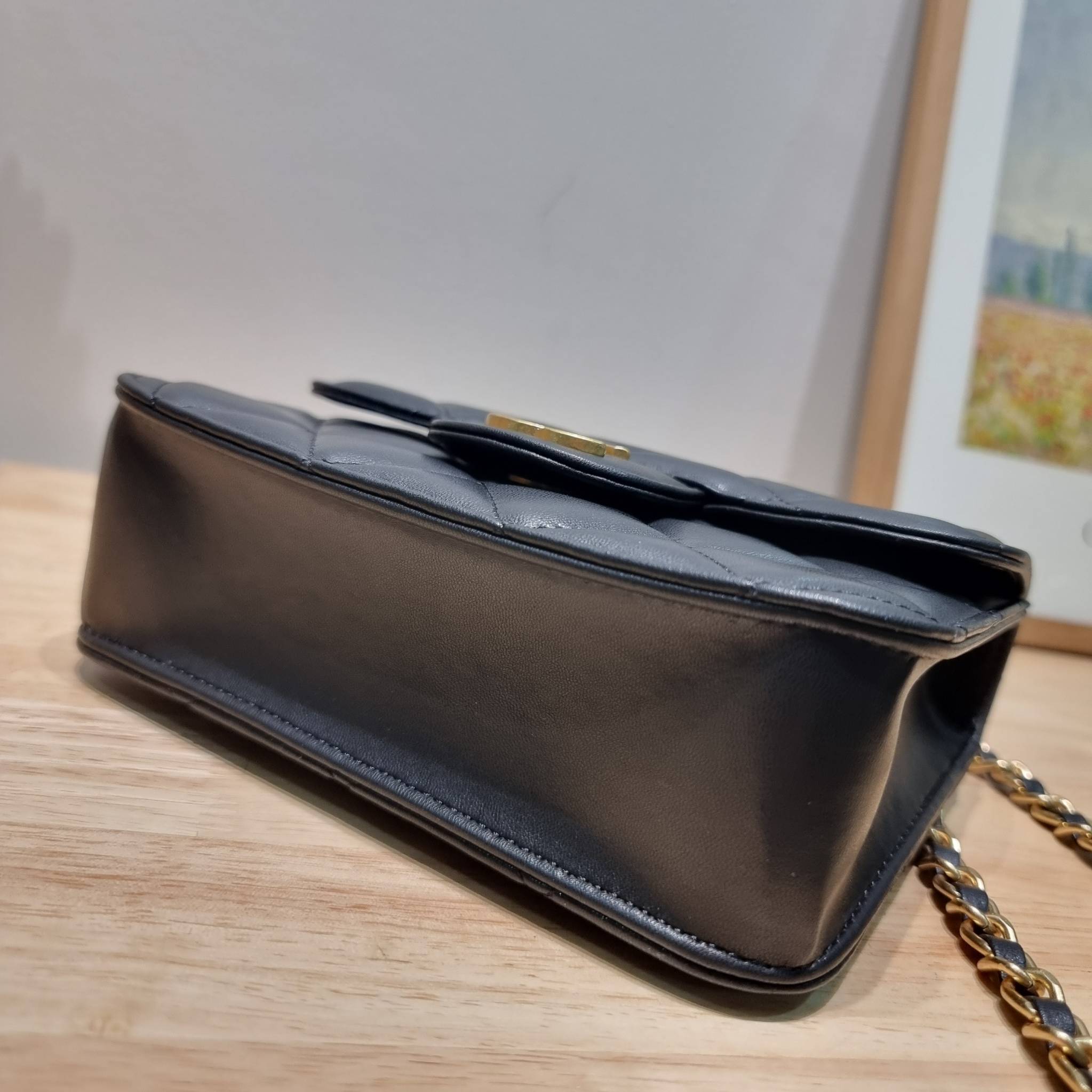 CHANEL flap bag with chain กระเป๋าสะพายสุดหรู สวยดูแพง รูปทรงคลาสสิค ขนาดกำลังพอเหมาะ สายสะพายโซ่ในตัว น้ำหนักเบา และยังมีหูจับในตัว สะดวกต่อการพกพา ตัวกระเป๋าเปิดด้วยกระดุมแม่เหล็ก วัสดุหนังอย่างดี ผิวสัมผัสดี ภายในเป็นช่องโล่ง และยังมีช่องซิปให้ด้วย