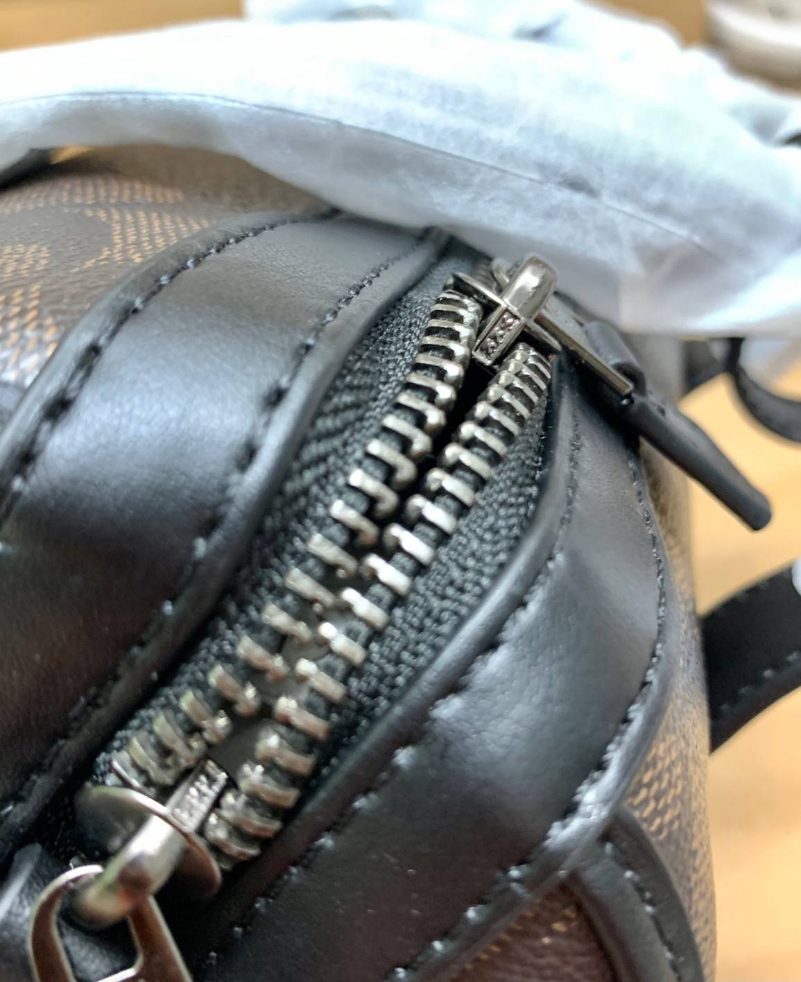 COACH GOTHAM DUFFLE 24 IN SIGNATURE CANVAS CA186 พร้อมส่ง กระเป๋าทรงหมอนรุ่นใหม่บ่าสุดปี 2022 รุ่นนี้สามารถใช้ได้ทั้งชาย//หญิง หนังแท้อย่างดี นิ่มทรงสวย มากๆค่ะ เปิด-ปิดกระเป๋าแบบซิปคู่ด้านบนมีกระดุมรวบหูหิ้วให้ด้วยนะคะ ภายในกระเป๋าสามารถใส่สัมภาระที่จำเป