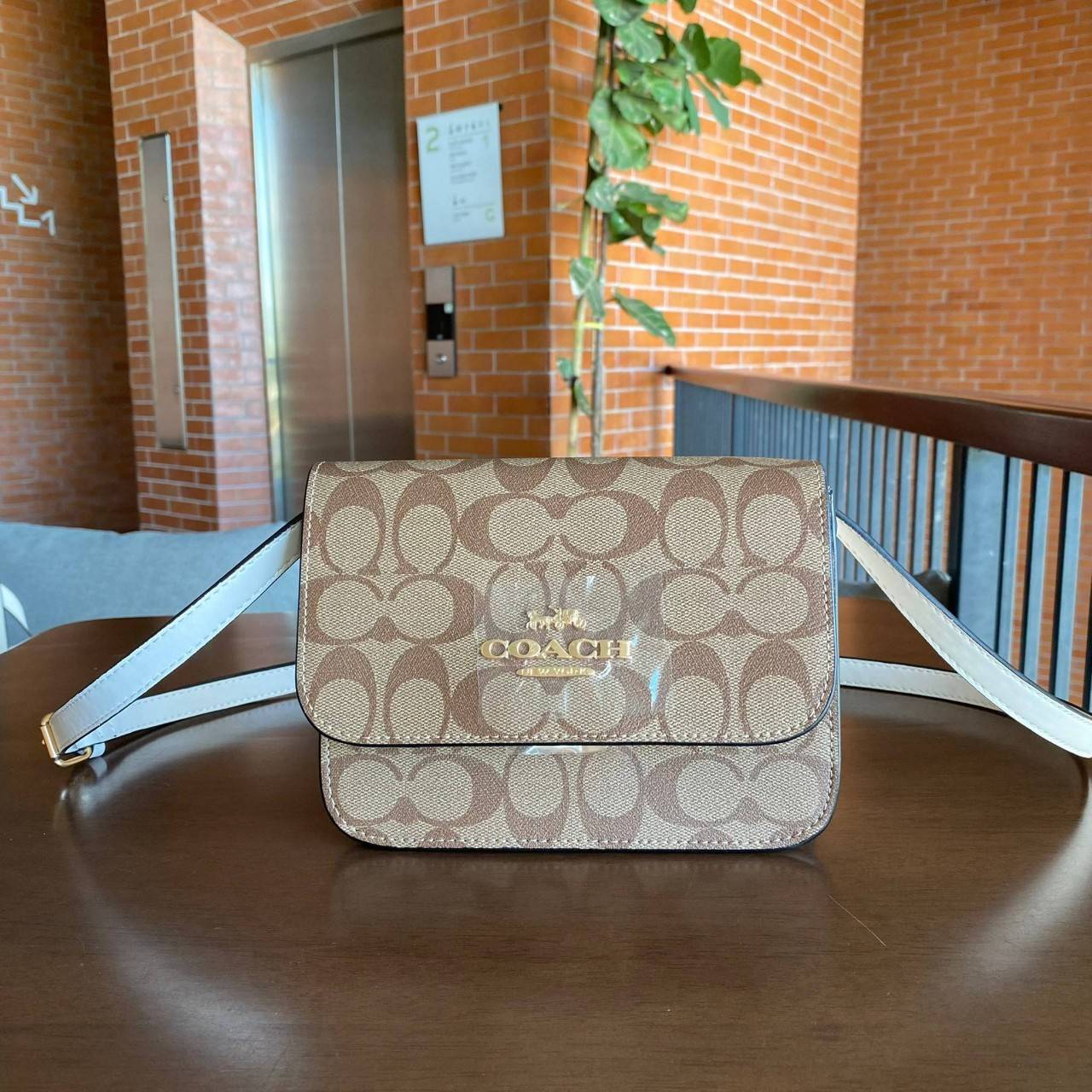 COACH C5592 MINI BRYNN CROSSBODY IN SIGNATURE CANVAS กระเป๋าถือ กระเป๋าสะพาย ไซร์มินิ ลุคคุณหนูสุดเก๋ จะถือเป็นครัชหรือสะพายเป็นครอสบอดี้สุดชิลๆได้หมด วัสดุหนังแคนวาสคุณภาพ ตกแต่งดีเทลหรูด้วยหนังแท้ อะไหล่สีทอง งานสวย เปิด-ปิด ด้วยตัวกด-ล๊อคแบบอัตโนมัติ ด