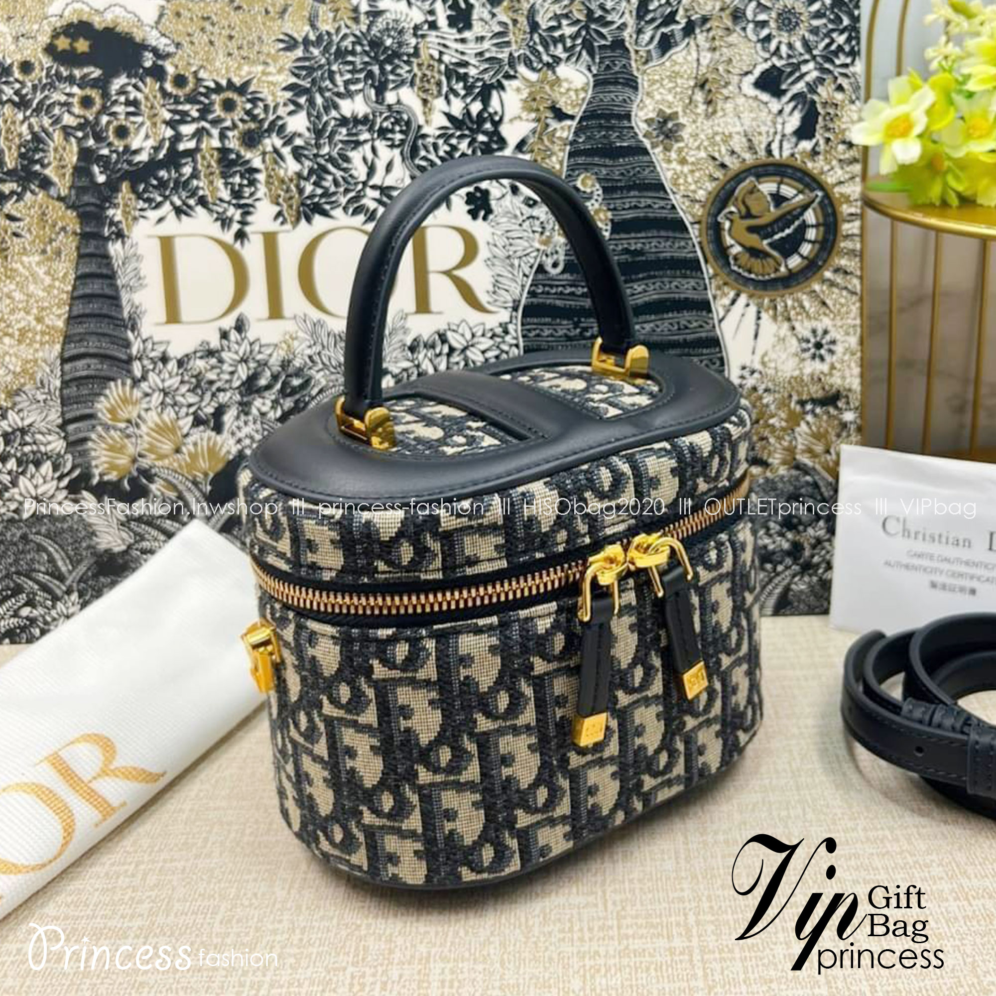 Small Dior Travel Vanity Case / Dior vanity 16cm กระเป๋าทรงกล่องใบเล็กกะทัดรัด ดีไซน์สวยโดดเด่น มีหูจับในตัว ภายในเป็นช่องโล่งสำหรับจัดเก็บสิ่งของเล็กน้อย เป็นอีกหนึ่งไอเท็มที่ไม่อยากให้พลาดเลยน้า