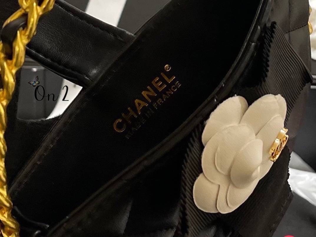 Chanel PouchGold-Tone Metal / CHANEL Quilted Round Camellia Mini Clutch Black กระเป๋าถือหรูหราน่ารัก ประดับดอกคามิเลียเป็นเอกลักษณ์ เกรดไฮเอน 1:1