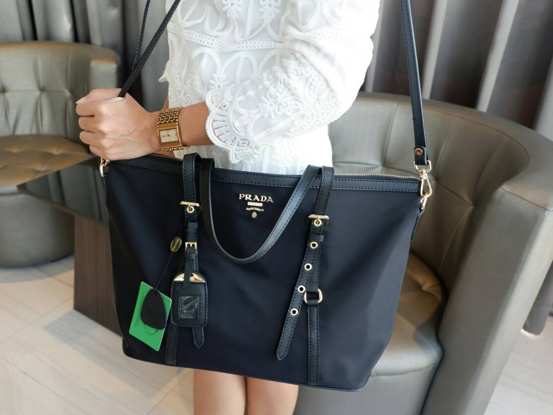 กรี้ดดด งานใบใหญ่ *ใส่ของจุใจ ก้มาน้าาา งานพรีเมี่ยมกิ้ฟ จากเคาเตอร์ต่างประเทศคะ จากแบรนด์ PRADA เป็น กระเป๋าผ้าไนล่อน ตามแบบฉบับของแบรนด์เลย หลงรักเลยคะ สะพายไหล่ได้ ถือก็สวยๆ ใช้แล้วสวยมากๆ ใส่ของได้เยอะเว่อร์ คุ้มราคา ห้ามพลาดเลยคะ!