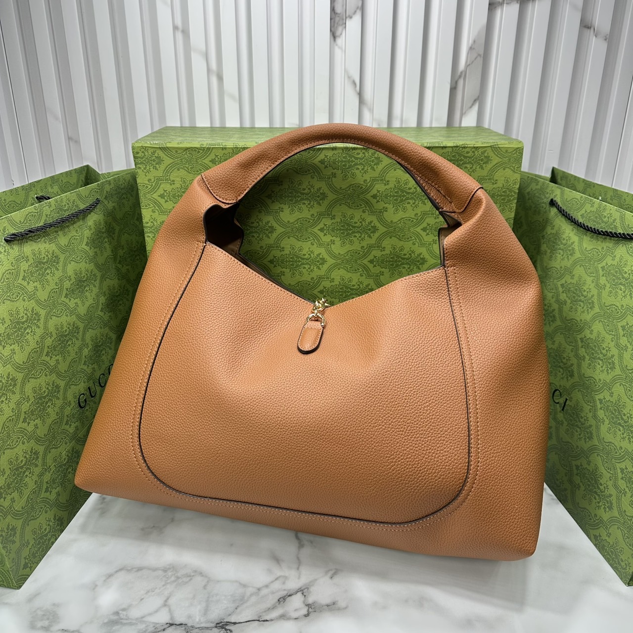 Gucci Softbit maxi shoulder bag โฉมใหม่ล่าสุด กับกระเป๋าสะพายรูปทรงใหม่เรียบหรูด้วยหนังลายเกรน ใบใหญ่จุใจพร้อมใบลูกเข้าเซ็ท ตกแต่งอะไหล่ Horsebit ครึ่งรูปขนาดใหญ่ด้านหน้าสวยหรูโดดเด่น สวยผู้ดี ดารา เซเลปใช้กันเพียบ