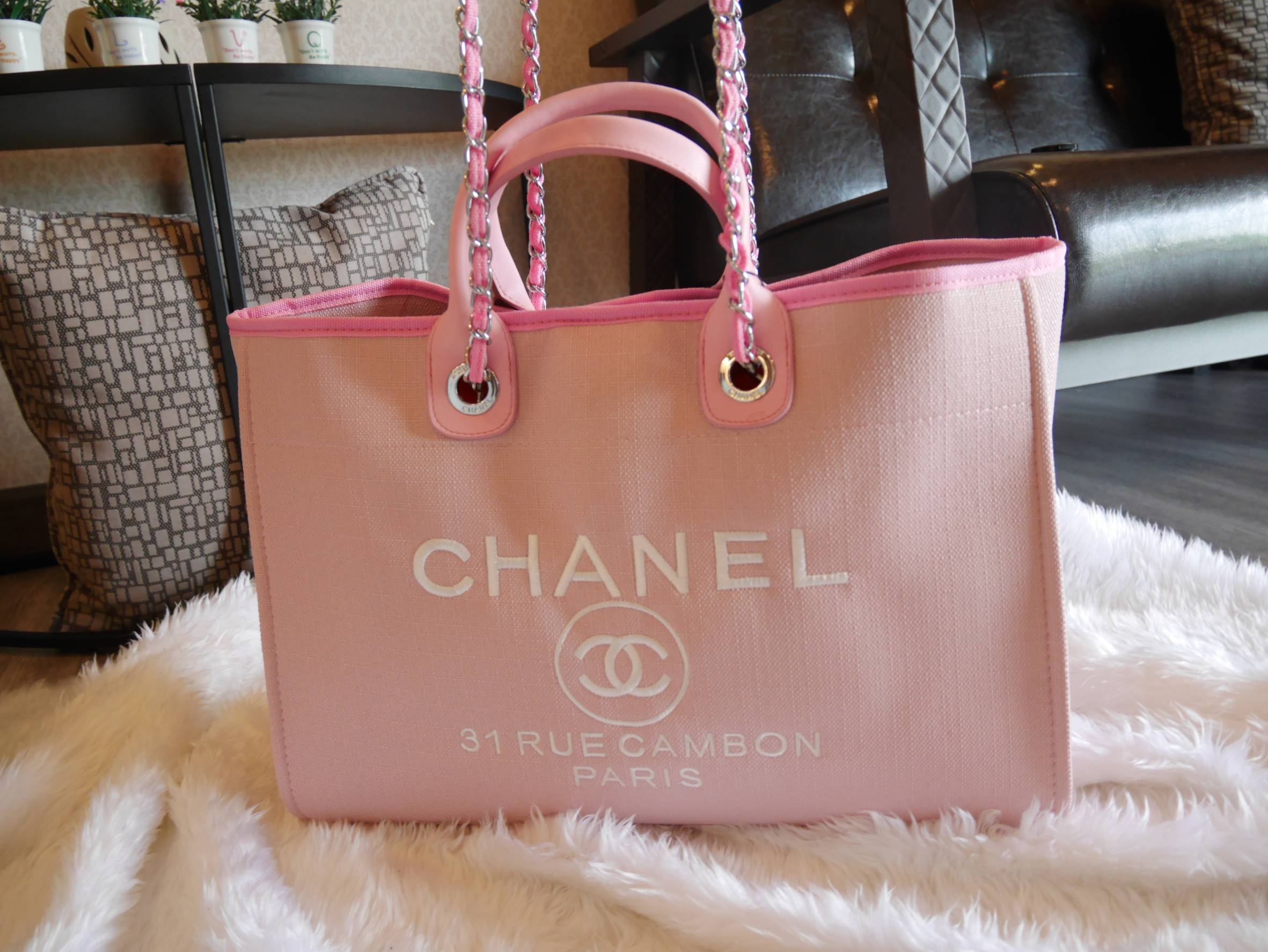 How Cute! 🎄🎄 รุ่นใหม่ล่าสุด!! ที่สาวๆรอคอย Chanel tote canvas bag จากงานพรีเมี่ยม VIP GIFT รุ่นดังเลยค้า Size ใหญ่อลัง บอกเลยว่า **งานดีที่สุด ตัวกระเป๋า กระเป๋าผ้าเป็นผ้า canvas เนื้อดีสมราคา สัมผัส นุ่มลื่นมือมากกกก อะไหล่เงินปั้มแบรนด์แ