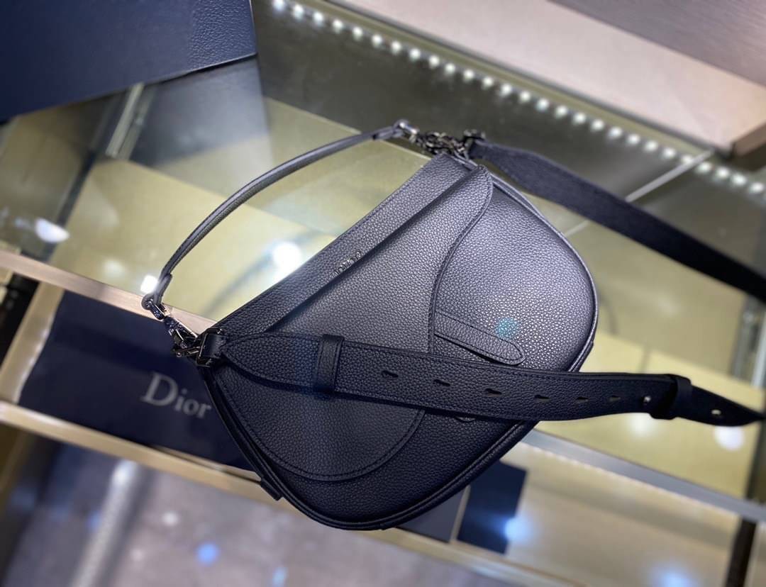 CHRISTIAN DIOR BLACK GRAIND GALFSKIN MINI SADDLE SOFT BAG / Dior Messenger Bag เกรดใช้งานสลับของแท้ เกรดออริจินอล ภาพสินค้าถ่ายจากงานขายจริง ใช้งานต่างประเทศได้