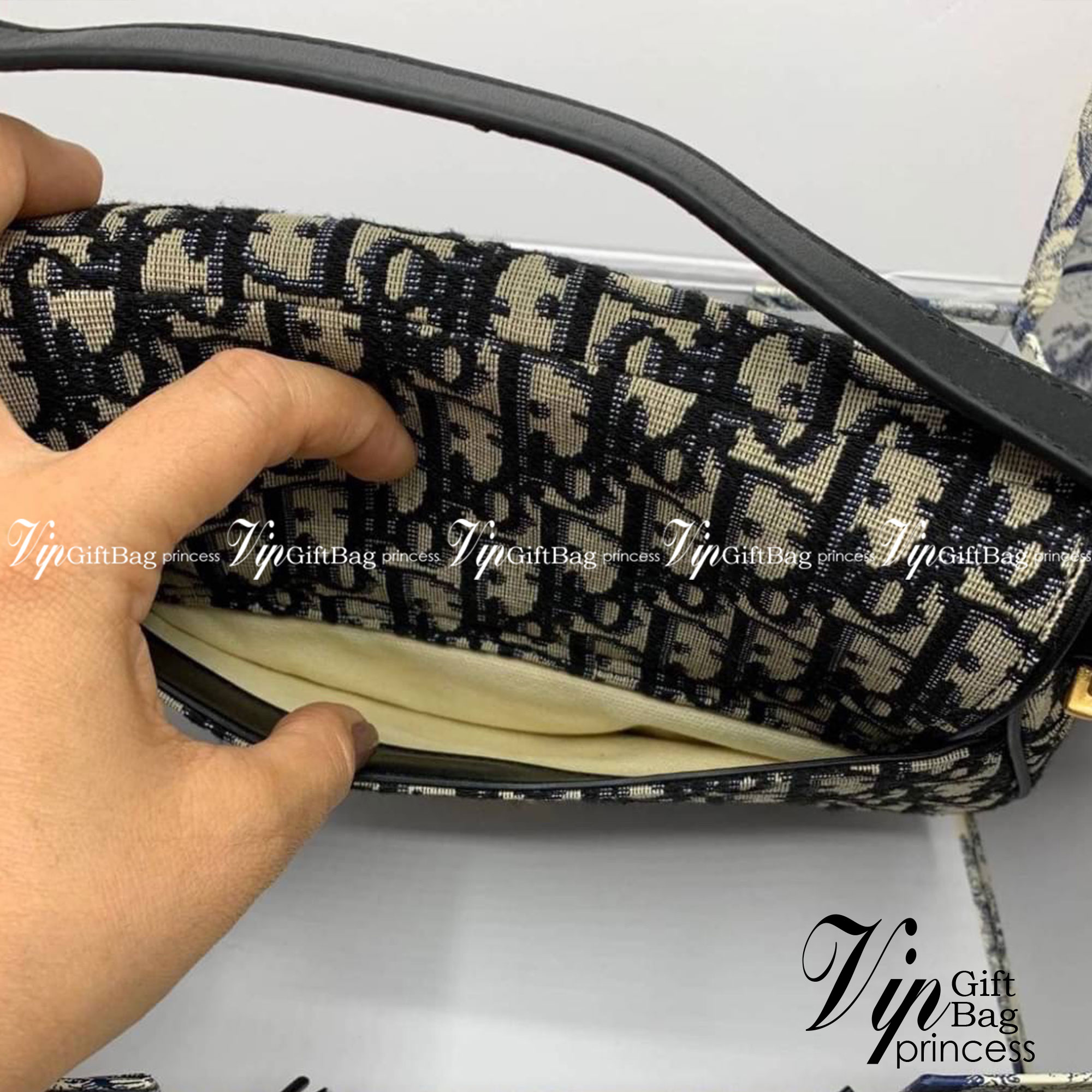 DIOR Saddle Bag Oblique Embroidery กระเป๋ารุ่นยอดนิยม ตามแบบฉบับแบรนด์ งานผ้าแจ็คการ์ดลาย Oblique ลูกเล่นห้อยด้วยตัวอักษร D ตรงหูหิ้วมีกิมมิค CD สีทอง มาพร้อมสายสะพายครอสบอดี้ เรียกว่าจะถือก็ปั้วะ จะสะพายก็ปังไม่ไหว เก็บทุกรายละเอียดงานเป๊ะมากค่ะ