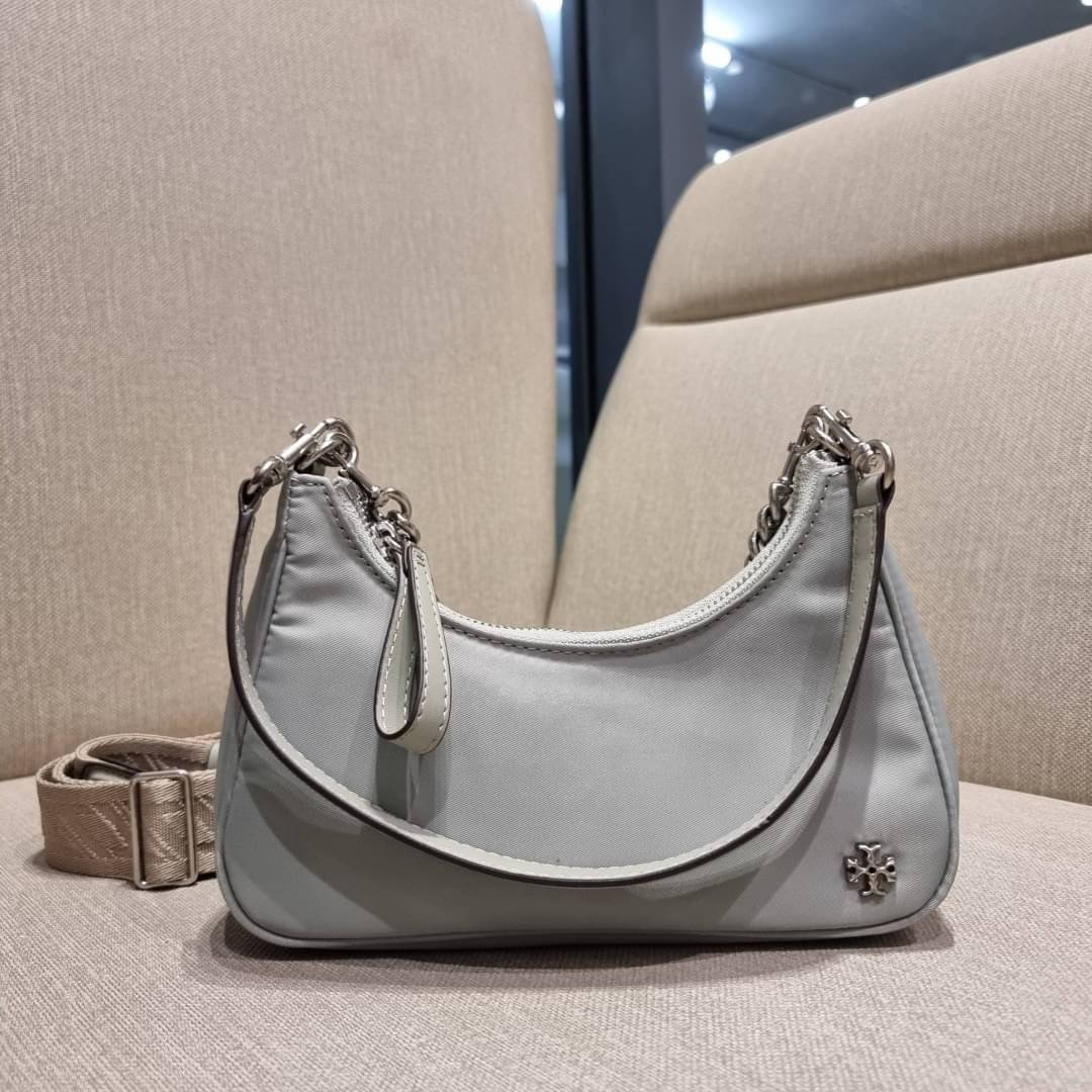 TORY BURCH MERCER NYLON SMALL SHOULDER BAG ใหม่ก่อนใคร!! กับคอลหวานๆ สดใสๆ กระเป๋าสะพายทรงโฮโบ ขนาดกะทัดรัด ฟังก์ชั่นการใช้งานจัดแบบเต็มที่ ด้วยสายสะพายถึง 3 เส้น สายโซ่คล้องแขน สายหนังแบบสั้นคล้องไหล่ และสายสปอร์ตเส้นใหญ่ ดูดี!! คุ่มแค่ไหนคิดดู!! วัสดุผ้