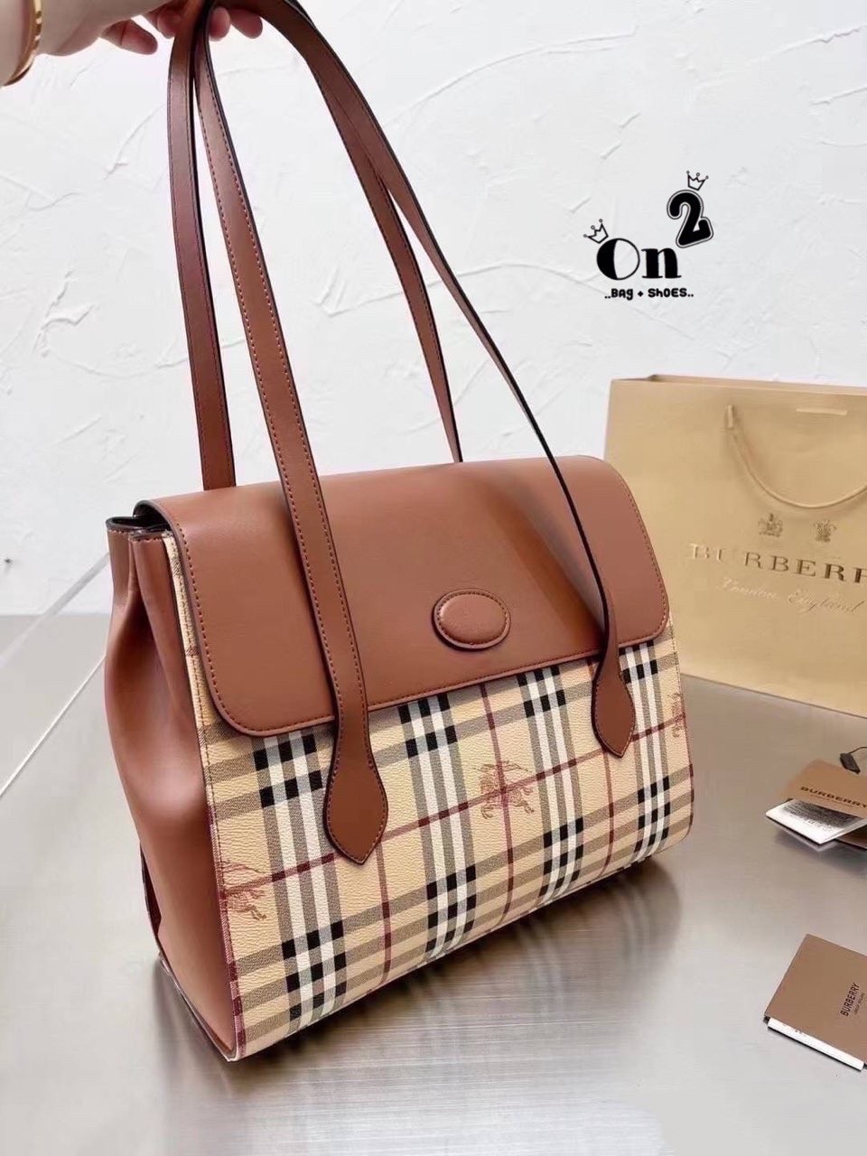 BURBERRY london kelly bag vintage with strap Gift Bag / BURBERRY Messenger Bag กระเป๋าสะพายขนาดที่พอเหมาะกับการใช้ในชีวิตประจำวัน รูปทรงคลาสสิกที่ไม่ทิ้งในเรื่องของคุณสมบัติการใช้งานลวดลาย Vintage Check ที่ถือว่าเป็นสัญลักษณ์อันเก่าแก่ของแบรนด์ เสริมทุกสไ