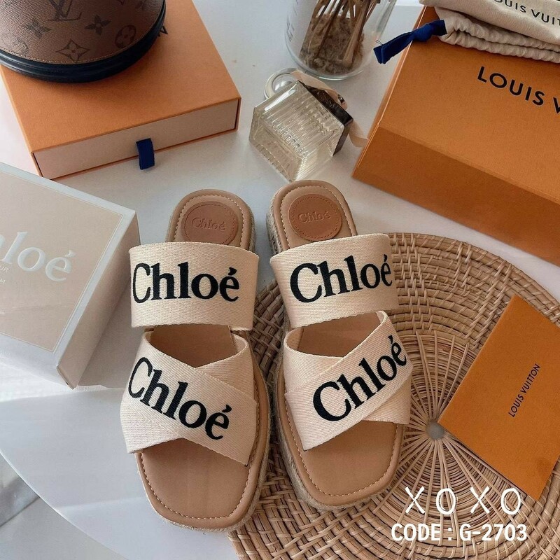 CHLOÉ LOGO SLIDE SANDEL ช่วงนี้ แบรนด์นี้เค้าอินมากคะ แอดบอกไว้เลยไม่มีไม่ได้แล้ว งานสวม ใส่สบาย วัสดุผ้าแคนวาส ตีแบรนด์ไค้วครอสเอ็กซ์ ส้นเสมอ มีส้นเล็กน้อย กำลังใส่สบายไม่เขย่ง น้ำหนักเบา