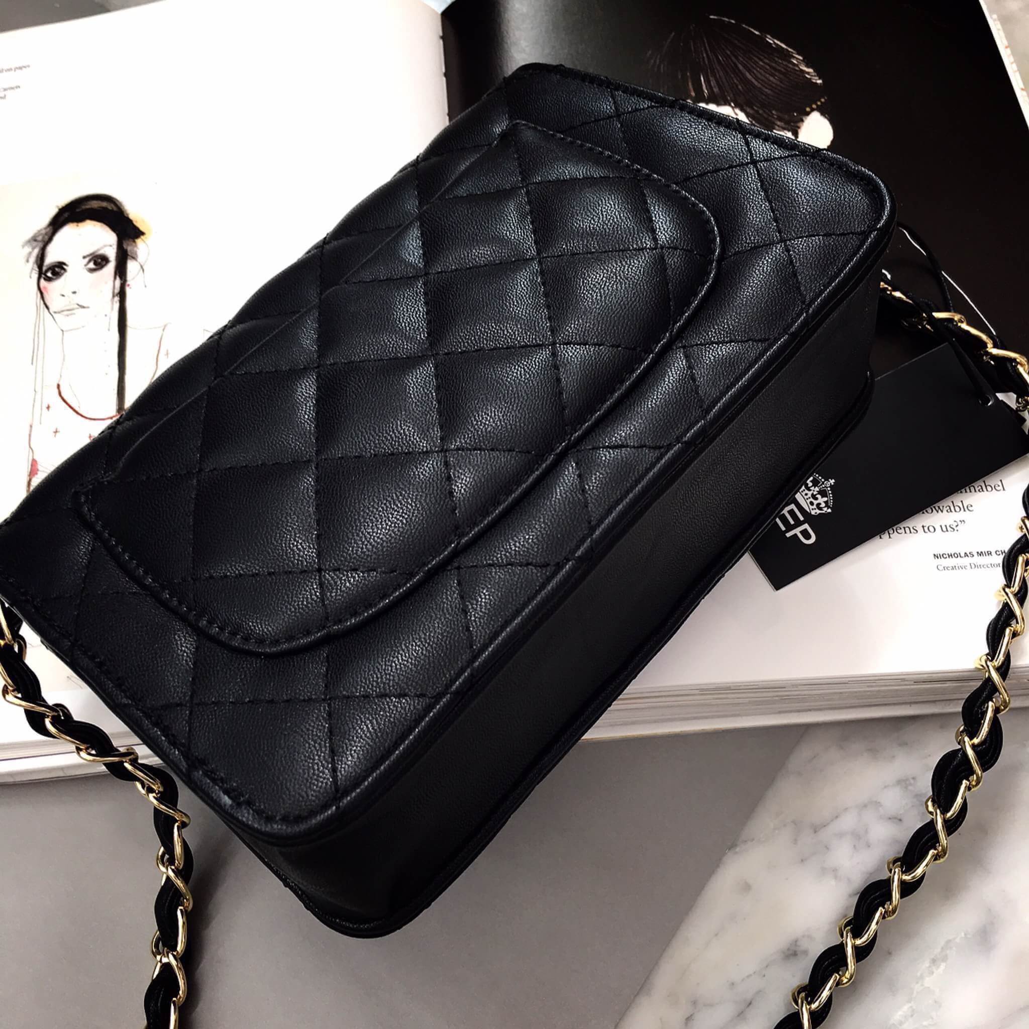 10" Spell Flat พร้อมส่ง ทั้ง 2 size แล้วน๊าค๊า รอบที่แล้ว ใครไม่ทันรอบนี้ต้อง จัด!! ให้ทันน๊า เพราะ ขายดี หมดเร็ว ม๊ากกก บอกเลย 😘 🖤KEEP spell Flat bag (( mini - classic size )) ตัวกระเป๋าหนังแกะสังเคราะห์ ลายหนังสวยมากๆคะ นิ่ม-ตึง สุด