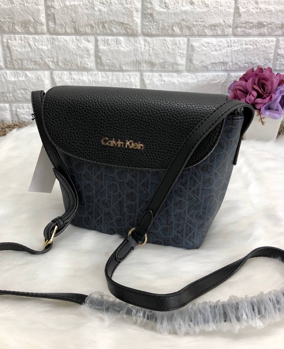 CALVIN KLEIN CROSSBODY BAG กระเป๋าสะพาย cross body วัสดุหนังผสมสัมผัสนิ่ม ขนาดกระทัดรัด ตัวกระเป๋าลายแบรนด์ทั้งใบ ฝาปิดมีโลโก้แบรนด์ เปิดออกมามีซิปปิดปากกระเป๋า ภายในโล่ง สามารถใส่ กปต.ใบขนาดปกติได้ มือถือได้ทุกรุ่น มีช่องเล็กให้ใส่ของจุกจิก พร้อมสายสะพาย
