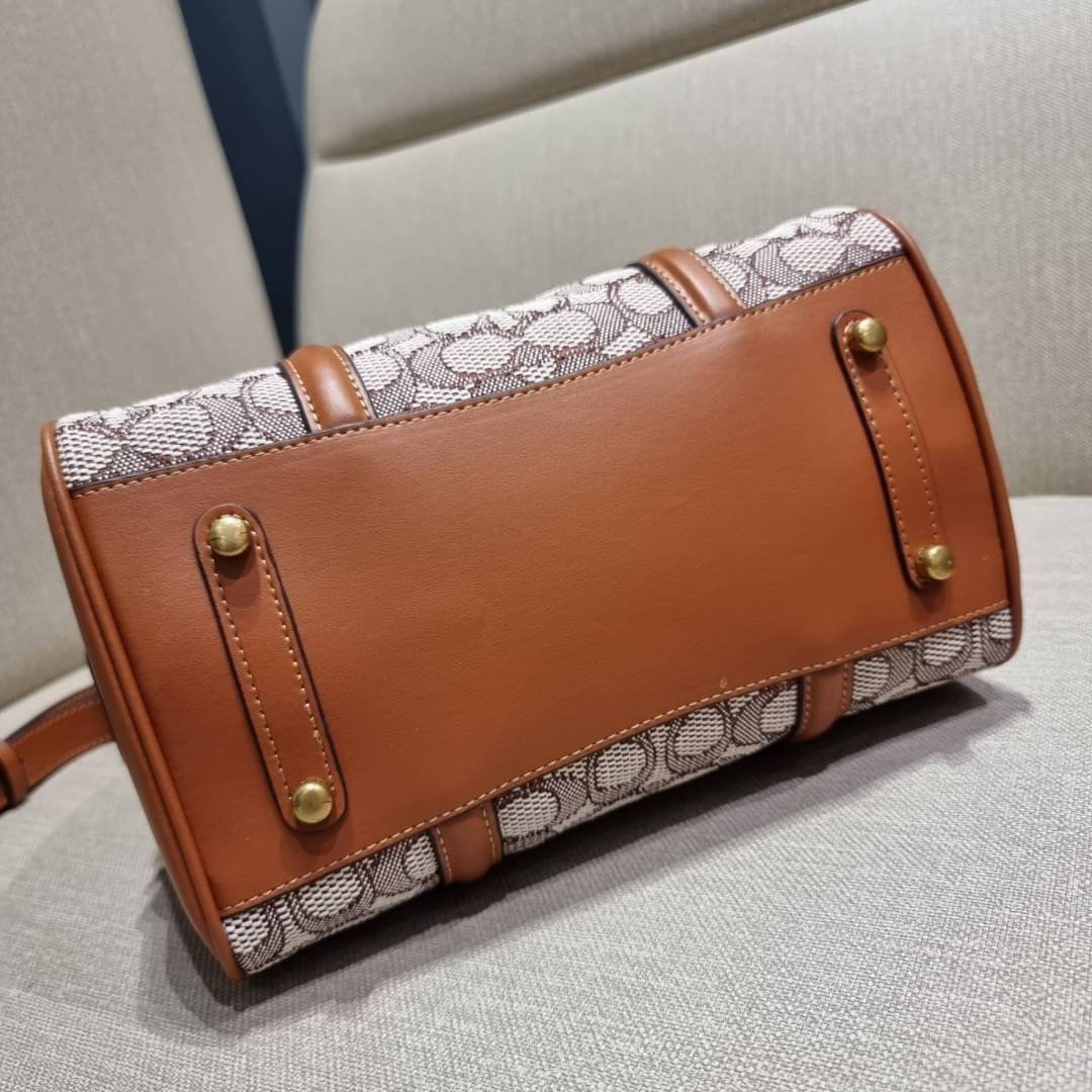 COACH C8529 RUBY SATCHEL 25 IN SIGNATURE TEXTILE JACQUARD ใหม่ก่อนใคร ไม่ต้องรอพรี! กับกระเป๋าทรงหมอนดีไซน์ใหม่ ใบใหญ่ แต่น้ำหนักเบา ด้วยวัสดุผ้า jacquard ถักทอลายซีเอกลักษณ์ ตัดสลับหนังแท้ เพิ่มดีเทลความหรู มาพร้อมหูจับในตัว และสายสะพายครอสสีเข้ากับตัวกร