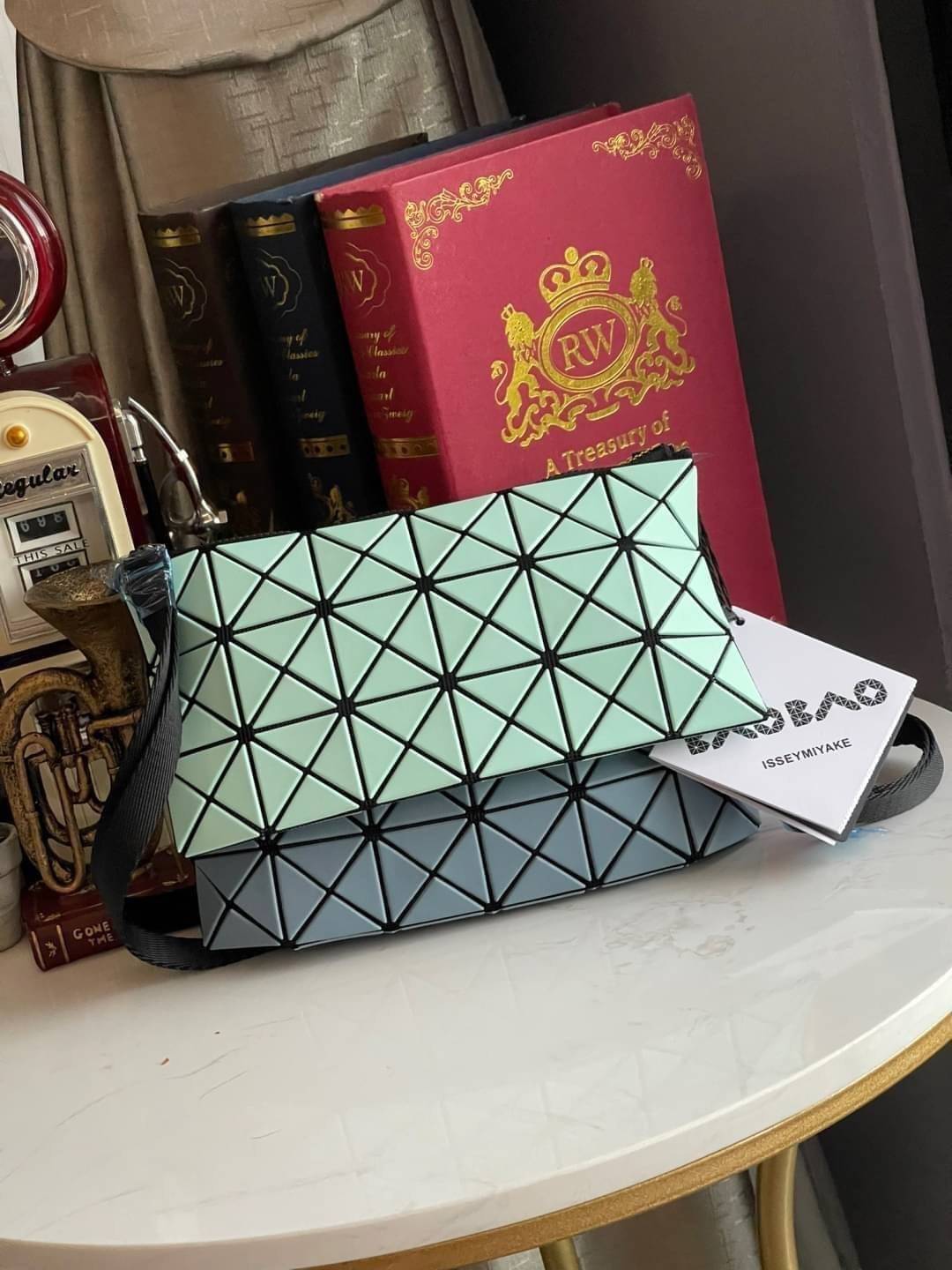 Baobao Issey Miyake Prism Kangaroo crossbody bag กระเป๋าสะพาย Crossbody รูปทรงสี่เหลี่ยมผืนผ้า ไซส์กำลังพอดี เห็นแบบนี้บอกเลยว่าใส่ของสำคัญได้แบบครบถ้วน ไม่ว่าจะเป็นโทรศัพท์ กระเป๋าตังค์ หรือพาวเวอร์แบงค์ จัดเป็นอีกหนึ่งรุ่นที่น่ารัก สายสะพายปรับได้ตามควา