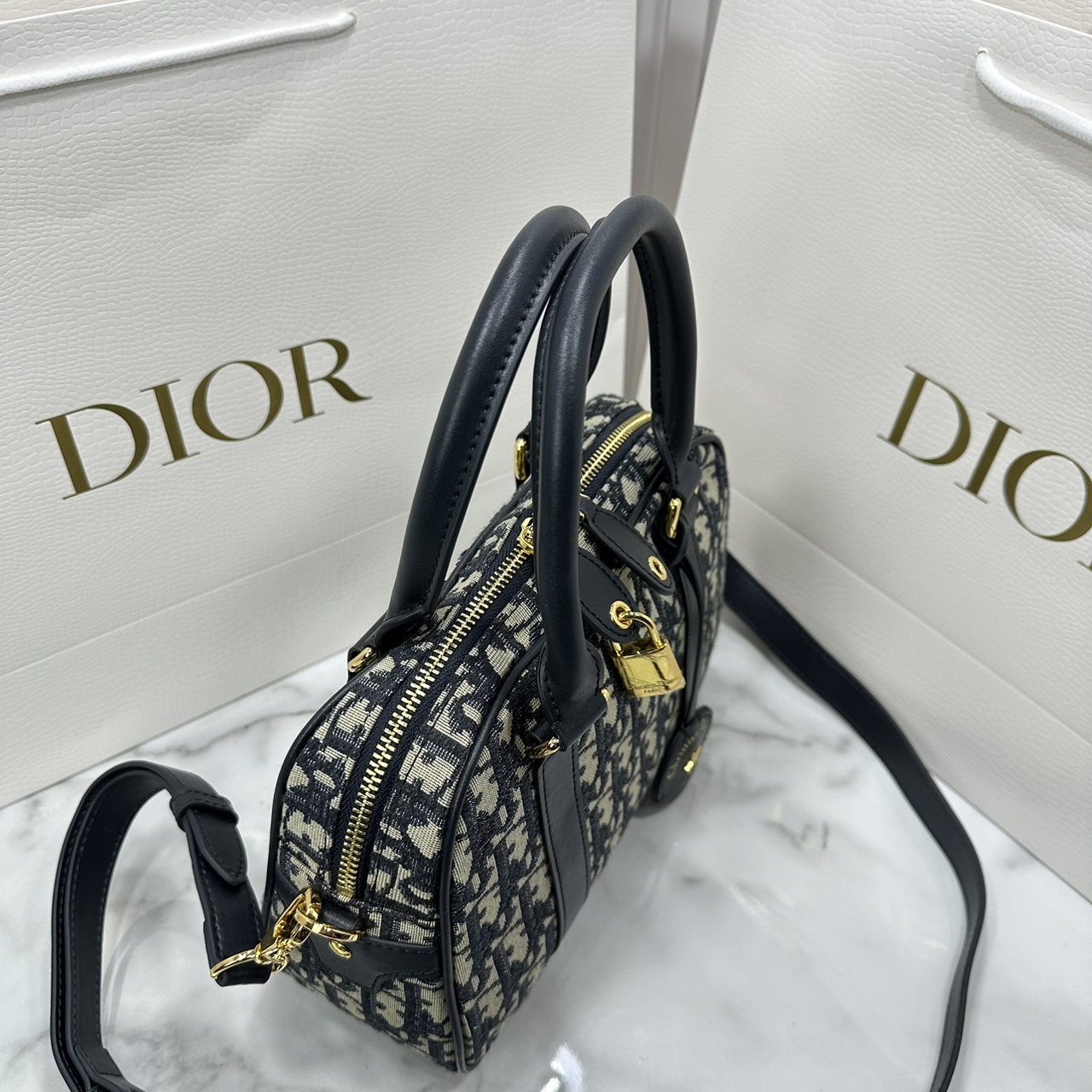 DIOR D-Vibe Bowling Bag Oblique jacquard fabric in blue กระเป๋าทรงหมอน ทรงโบว์ลิ่งทันสมัยและปราดเปรียว ใช้งานง่ายจุของได้เยอะ สวยงามเป็นเอกลักษณ์ เกรดท็อปไฮเอน 1:1 ใช้งานต่างประเทศได้