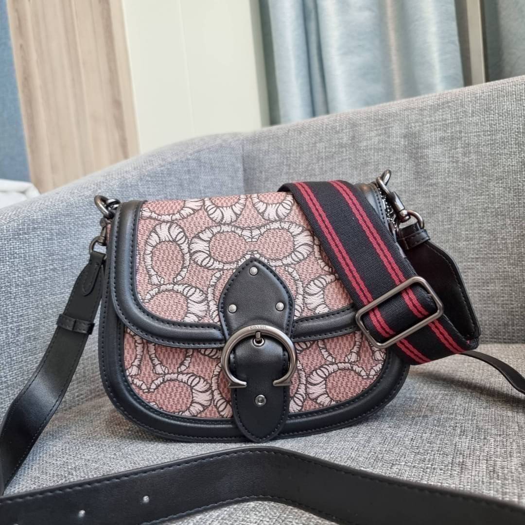 COACH C6972 COACH x MICHAEL B. JORDAN WITH BEAT SADDLE BAG คอลเลคชั่นใหม่ ดีไซน์สุดชิค มาให้สวยในไทยก่อนใคร กับกระเป๋าทรง saddle ที่พิเศษมากๆมาพร้อมสายสะพาย 2 เส้น ใช้คู่กันหรือแยกสะพายก็สวยครบสูตร กระเป๋าสะพายทรง saddle คลาสสิค วัสดุหนังแคนวาสสลับหนังแท้