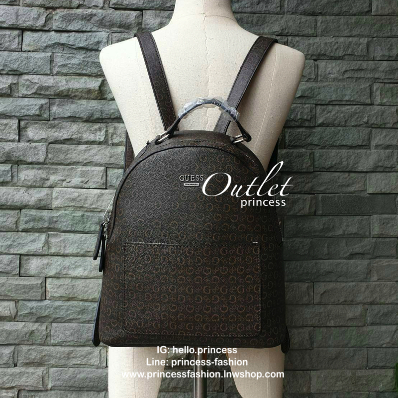 GUESS WOMAN'S BACKPACK กระเป๋าสะพายเป้ขนาดกำลังดี วัสดุหนังแกะสังเคราะห์ โลโก้รอบใบ หนังสวย น้ำหนักเบามากกกๆ!! กันน้ำ ทำความสะอาดง่าย มีหูหิ้วเเละสายสะพายหลังเลื่อนปรับได้ 5 ระดับ ด้านหน้าประดับโลโก้แบรนด์ อะไหล่เงิน และ มีช่องใส่ของ 1 ช่อง เปิดปิดด้
