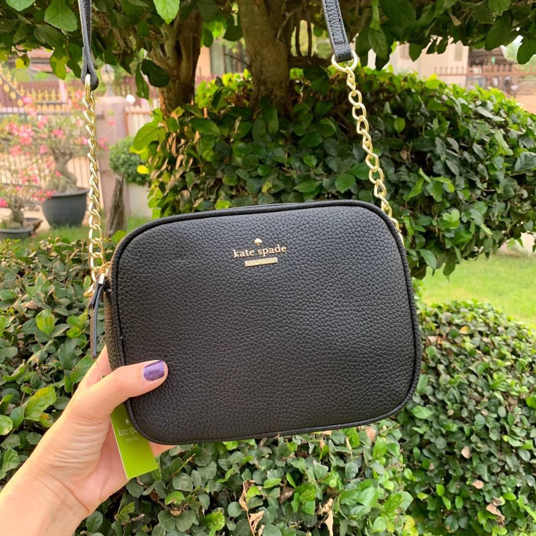 ของแท้ 💯% Kate spade New York mini shoulder bag กระเป๋าสะพายหนังนิ่ม สวยอยู่ทรง ด้านหน้าประดับโลโก้แบรนด์ อะไหล่ทอง น้ำหนักเบา มี2ช่องซิป แยกเป็นสัดส่วน ภายในมีช่องซิป 1 ช่อง และช่องใส่ของจุกจิก 1ช่อง จุของได้เยอะ สายสะพายปรับระดับได้ค่ะ
