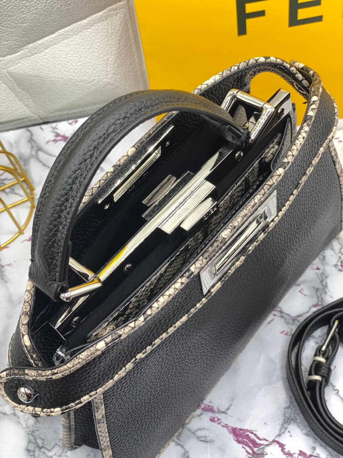 FENDI Capsule Collection Size 27cm กระเป๋าถือหรือสะพายข้างได้ หนังสวยมาก รูปแบบให้กลิ่นอายของความคลาสสิก หรูหรา มีคลาส การออกแบบที่โชว์ทั้งเอกลักษณ์ของแบรนด์และความมีสไตล์ ใช้งานง่าย จะถือหรือสะพายก็คล่องตัวทุกรูปแบบเลยค่ะ ใบจริงสวยมาก ไม่ควรพลาดด้วยประกา