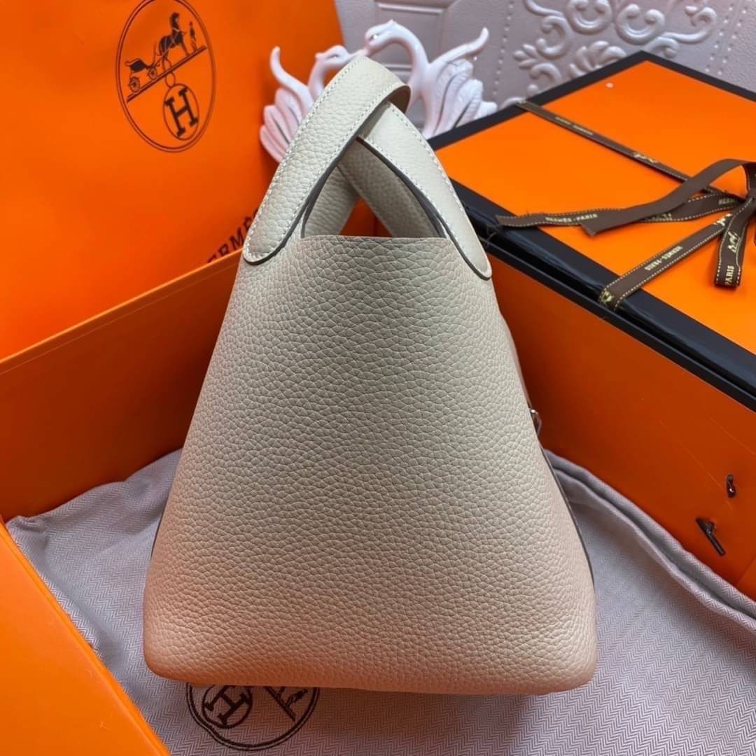 หนังแท้ Hermes Picotin Lock 18 bag กระเป๋าถือแบรนด์หรูระดับโลก งานเกรดออรินอล หนังแท้ทั้งใบ หนังมีลายทอริลลอนคล้ายของจริง มาพร้อมตัวล็อคเคลลี่ Kelly lock รูปทรงเรียบแต่หรู ใช้งานได้ทุกโอกาส ถือง่าย ใช้งานง่าย ภายในโล่งกว้าง ภาพสินค้าถ่ายจากงานขายจริง ใช้ง