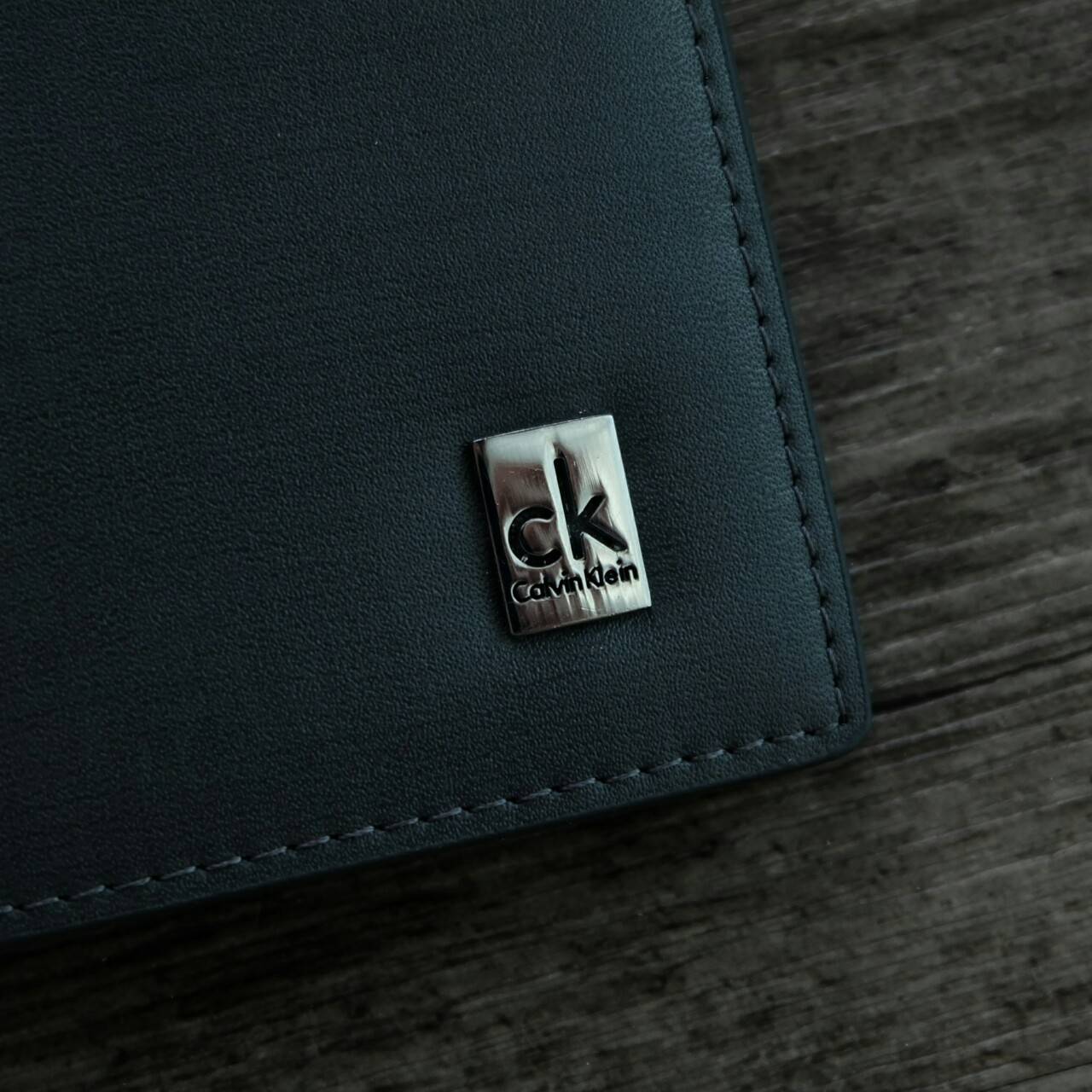 Calvin Klein Short Wallet กระเป๋าสตางค์ใบสั้น ด้านหน้าตกแต่งด้วยโลหะเงิน ปั๊มแบรนด์ จะมอบเป็นของขวัญหรือใช้เองก็แนะนำค่ะ