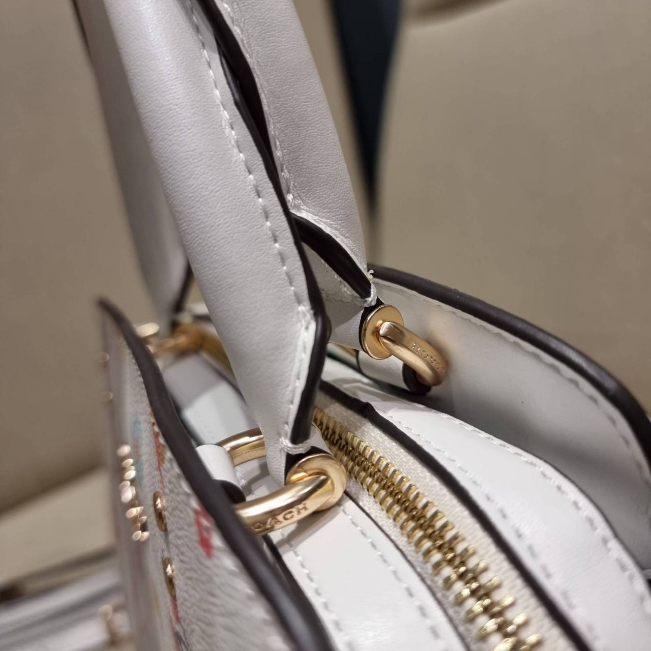 COACH C8340 MINI LILLIE CARRYALL IN SIGNATURE CANVAS WITH MYSTICAL FLORAL PRINT สีใหม่ล่าสุด กับรุ่นที่สุดของความขายดี คอลยอดฮิตในลวดลายสุดชิค กระเป๋าสะพายทรงสวย ที่ดีไซน์ออกมาให้ใช้งานง่าย สะดวก สวย หรู ดูดี!! วัสดุหนังแคนวาสเคลือบลาย มาพร้อมสายสะพายข้าง