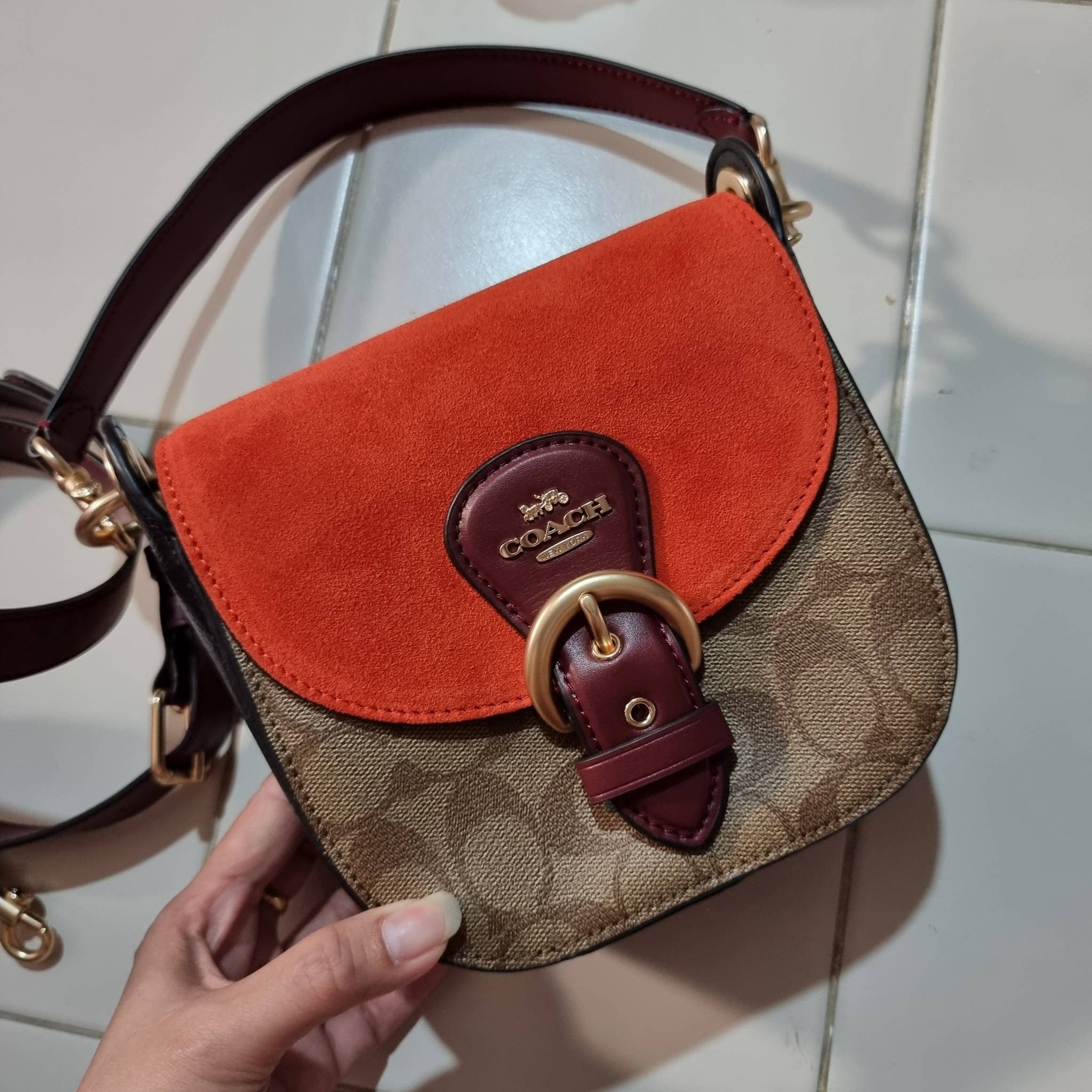 COACH C5691 KLEO SHOULDER BAG 17 IN SIGNATURE CANVAS ใหม่สุด!! สวยหรูไม่มีใครเกิน!! กระเป๋าสะพายสวยครบสูตร แค่เห็นก็ปิ๊ง!!วัสดุหนังแคนวาสสลับหนังแท้ ลงตัวที่หนึ่ง เปิด-ปิดด้วยสายคาดแม่เหล็กในตัว โดดเด่นมากๆ ภายในเป็นช่องโล่ง มีสายสะพายมาให้ถึง 2 แบบ สายคล
