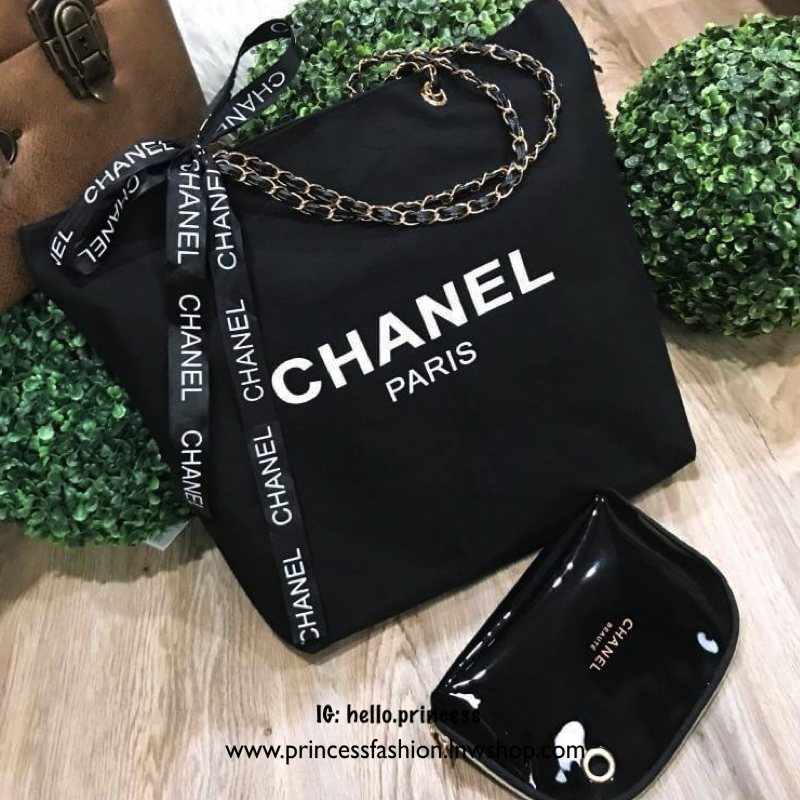 Chanel Canvas Shopping Bag With Pouch Gift With Purchase (GWP) กระเป๋าสะพายทรง Shopping ใบใหญ่ วัสดุ Canvas เนื้อหนาสีดำ อะไหล่ทอง ผูกริบบิ้นลาย Chanel มาพร้อมกระเป๋าใบเล็ก หนังเงา อะไหล่ทองเข้าชุด VIP. gift แท้ จาก Chanel Perfume Counter ใบใหญ่ใส่่ A4 ได