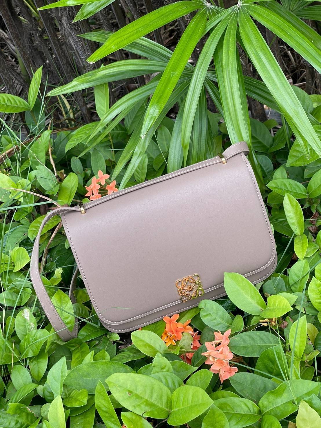 Medium : LOEWE Goya anagram leather shoulder bag กระเป๋าทรง GOYA รูปทรงกล่องอันคลาสสิกที่มาพร้อมรายละเอียดอันน่าค้นหา พร้อมด้วยโครงสร้างที่เปี่ยมไปด้วยสเน่ห์น่าค้นหา มีช่องใส่ของขนาดกว้างและเป็นทรงทำให้การจัดการสิ่งของต่างๆ ของสาวๆ นั้นง่ายดายมากยิ่งขึ้น 