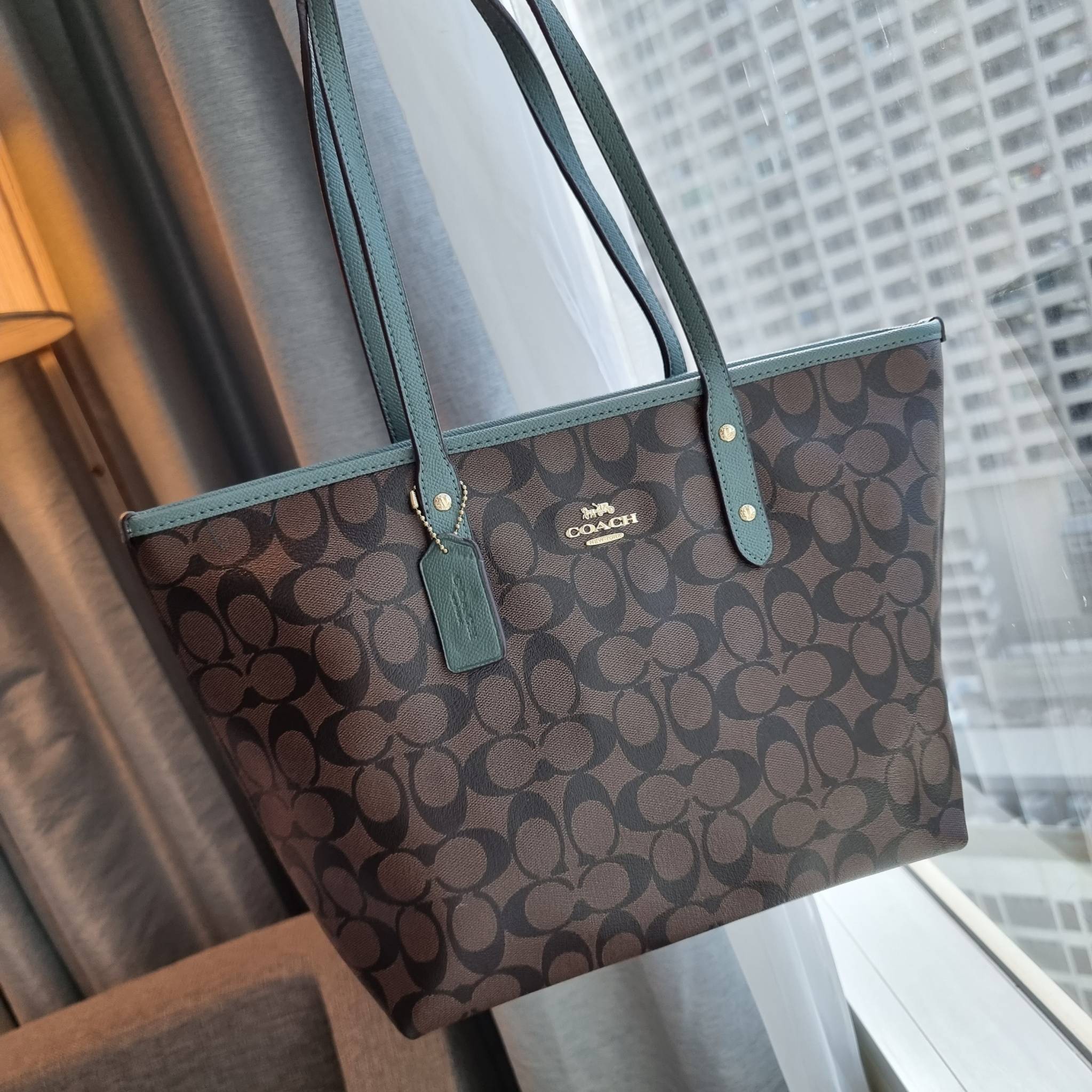 OUTLET 】COACH F58292 CITY ZIP TOTE IN SIGNATURE 16" รุ่นขายดี!! ไซส์ใหญ่ สีสวยมาให้แบบจัดเต็ม!! กระเป๋าถือทรงโท้ทใบใหญ่ สวยน่าใช้ทุกสี สะพายคล้องไหล่ได้เก๋ๆ จุของแน่นๆไปเลยจ้า!! วัสดุหนังแคนวาสคุณภาพ ปากกระเป๋าเปิด-ปิดด้วยซิป กันของหล่นได้ ถือไปไหนก็