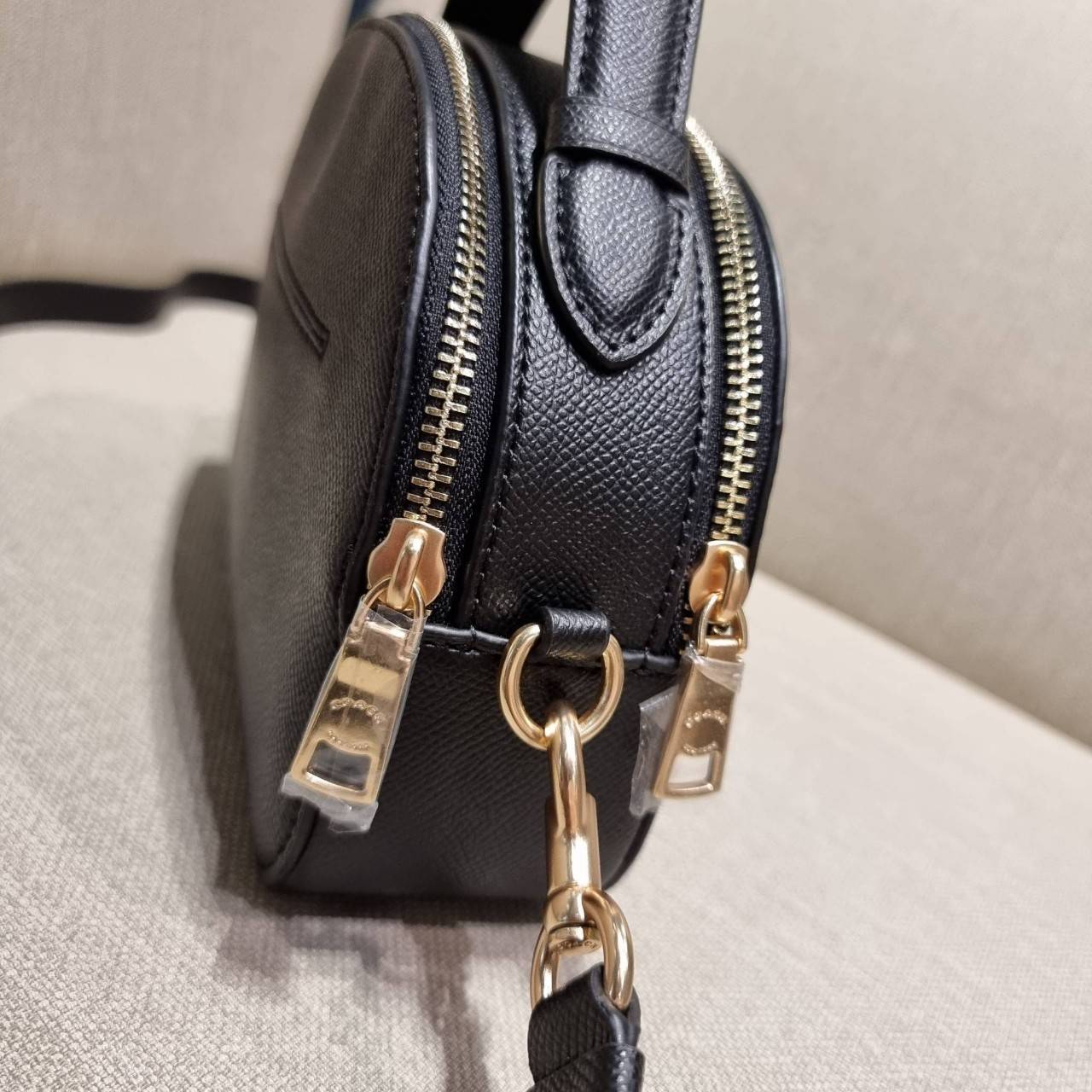 COACH 1589 SERENA SATCHEL กระเป๋าสะพายคอลเลคชั่นยอดฮิต ดีไซน์ลุคผู้ดี ต้องยกให้น้องใบนี้เลย!! จัดสีคุณหนูมาให้ สวยตาแตก!! วัสดุหนัง crossgrain ทนทาน เปิด-ปิดด้วยซิป 2 ช่องหลัก ภายในเป็นช่องโล่ง เก็บของได้แบบสบายๆ ใส่มือถือได้ทุกรุ่น สามารถหยิบไปแมทช์ได้ง่