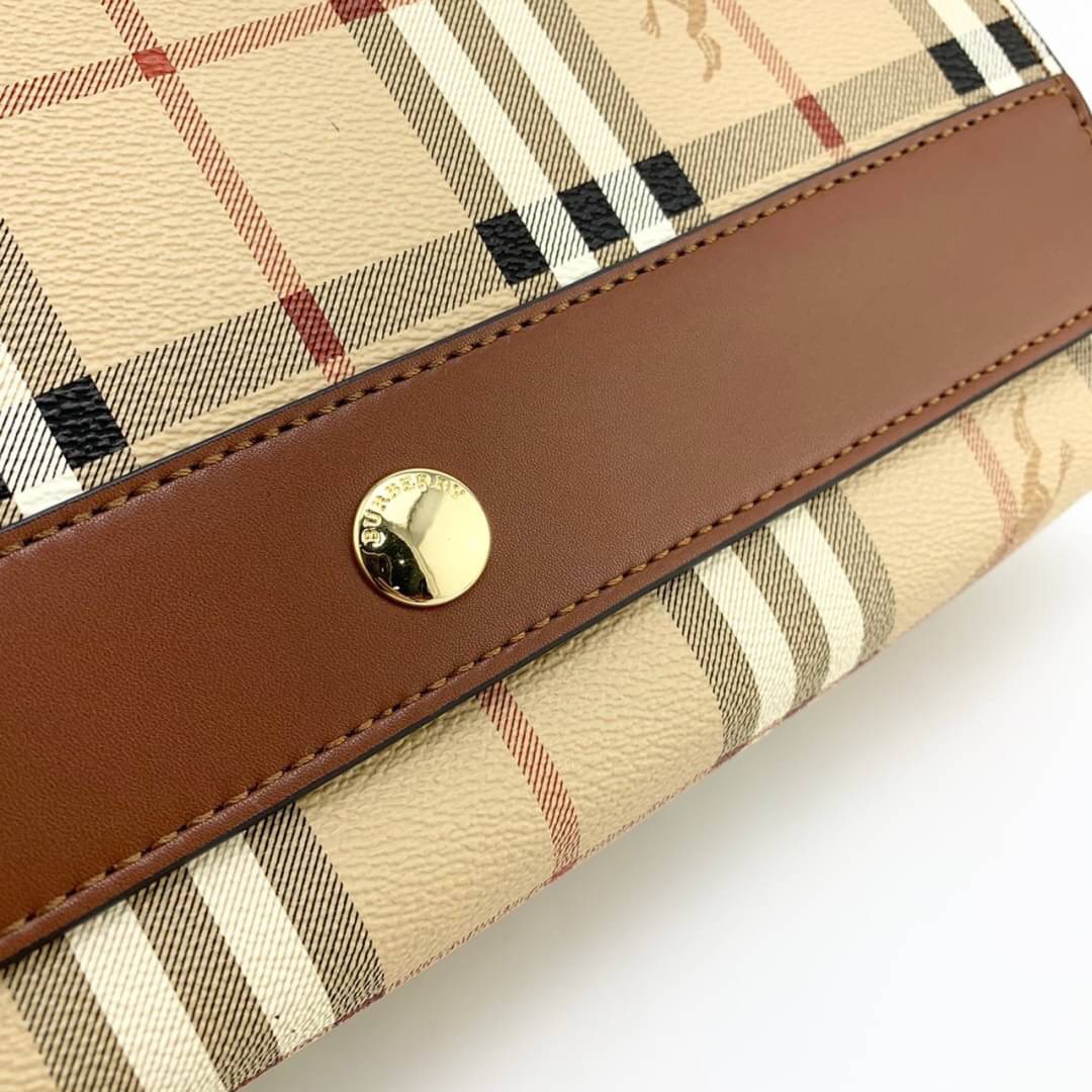 พรีเมี่ยมกิ๊ฟแท้ 💯% 】BURBERRY VINTAGE BAG VIP GIFT WITH PURCHASE (GWP) พรีเมี่ยมกิ๊ฟ Limited Edition จากBURBERRY วัสดุหนังPVC สวยอยู่ทรง ตัดด้วยสายหนังสีน้ำตาลเข้ม