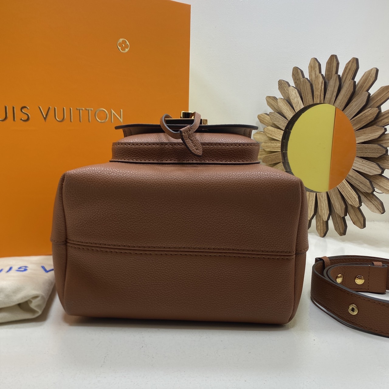 สลับแท้ LV Lockme bucket bag กระเป๋าสะพายทรงบัคเก็ตวินเทจ สวยคลาสสิก งานหนังแท้เต็มใบ โดดเด่นด้วยโลโก้สีทอง ด้วยดีไซส์ที่เรียบหรูเหมาะใช้ได้หลากหลายโอกาส