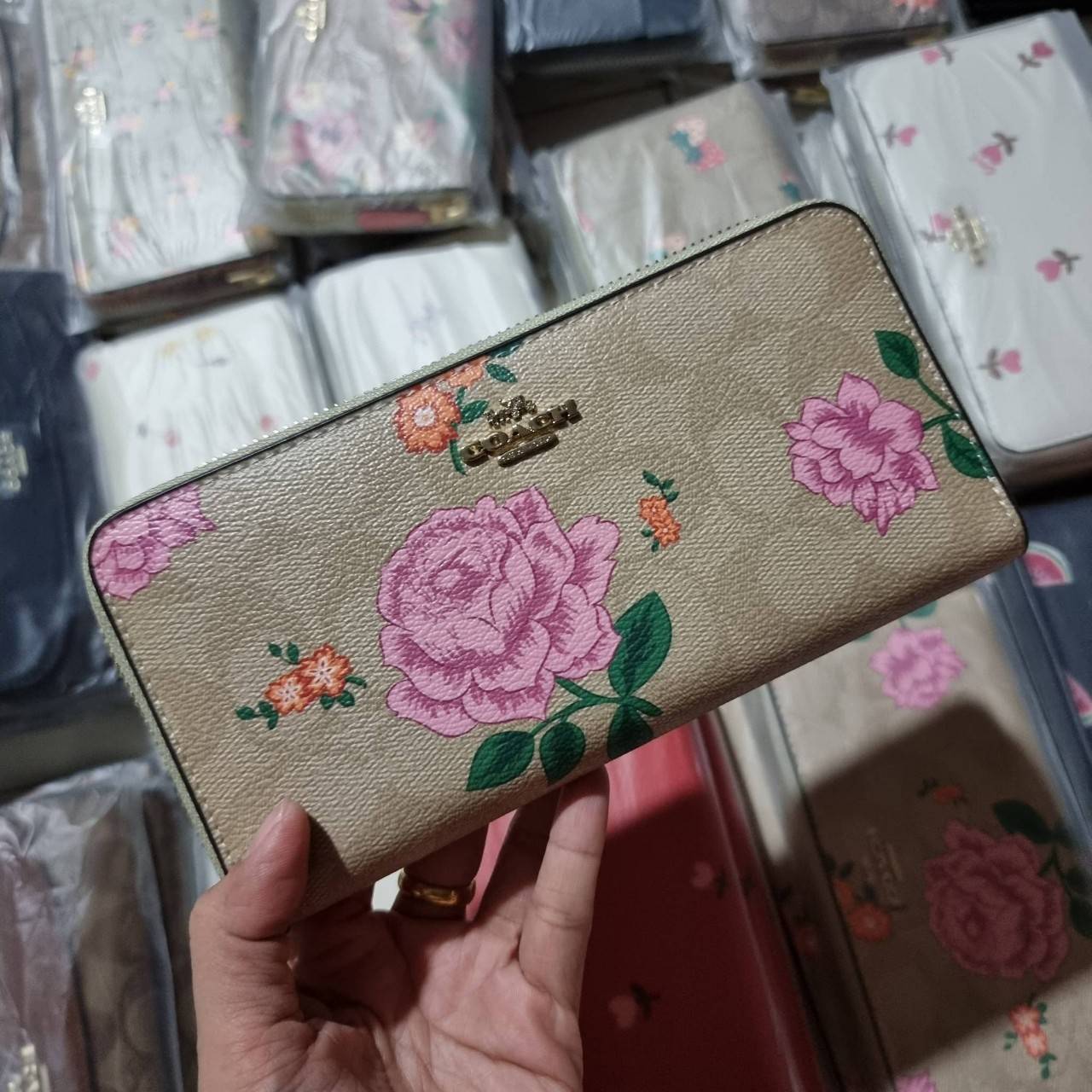 COACH ACCORDION ZIP WALLET IN SIGNATURE CANVAS WITH PRAIRIE ROSE / JUMBO FLORAL / CAMO ROSE FLORAL / MEDLEY BOUQUET PRINT ((F31572/F39189/F26290/F2859)) สวยคลาสสิคไม่มีใครเกิน!! กระเป๋าสตางค์ใบยาว ลวดลายสวย สีสันโดดเด่น วัสดุหนังแคนวาสเคลือบ เปิด-ปิดด้วยซ