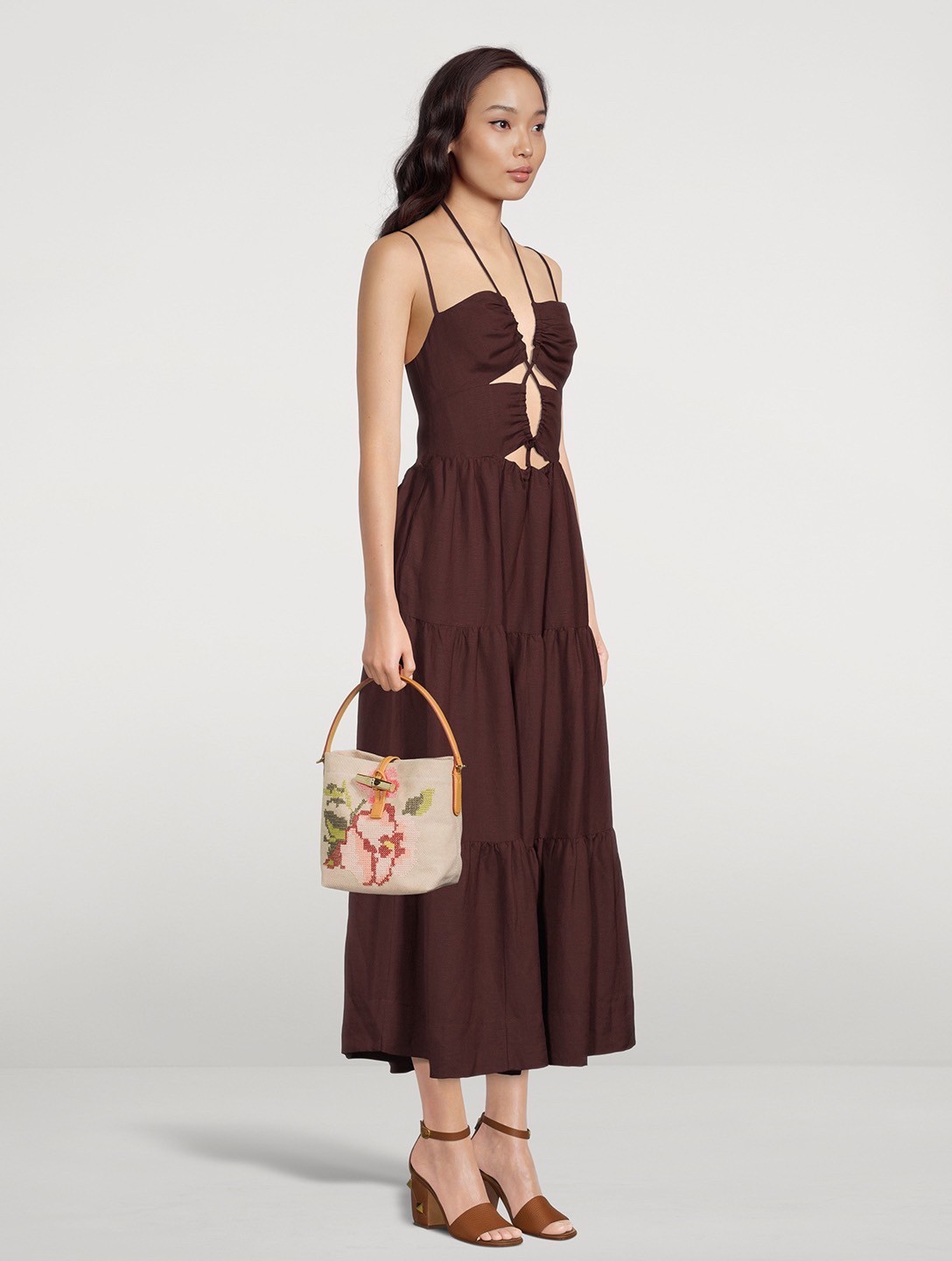 LONGCHAMP ROSEAU ESSENTIAL FLEURS Bucket bag S - กระเป๋าทรงถังขนาดเล็ก วัสดุผ้าฝ้าย ลายปักษ์ดอกกุหลาบ Roseau เป็นคอลเล็คชั่นที่สดใสและเรียบง่าย ซับในสีพื้น อะไหล่สีทอง น้ำหนักเบา จุของได้เยอะ มีสายสะพายไล่ ถอดสายได้ Crossbody ได้