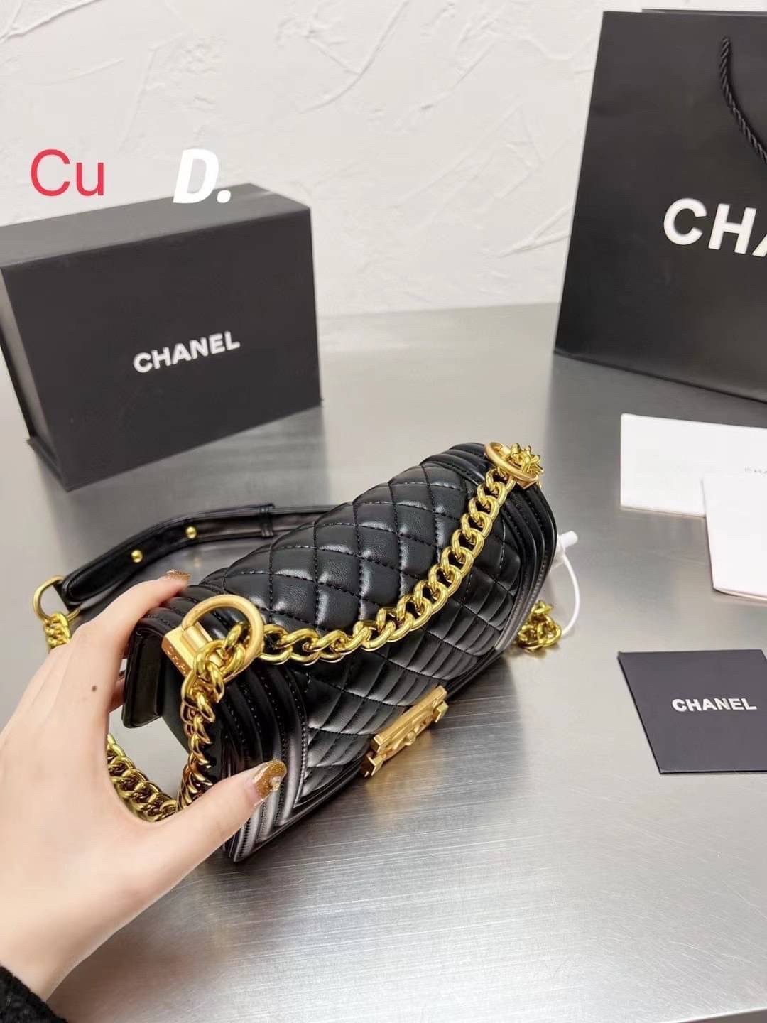 CHANEL BOY 8" กระเป๋าสะพายทรงคลาสสิค มีงานหนังเรียบ และหนังคาเวียร์ อะไหล่เงิน/ทอง ตามรูป สวยหรูมาแต่ไกล สามารถสะพายออกงานได้หลายโอกาส สวยงามไม่ผิดหวังค่ะ