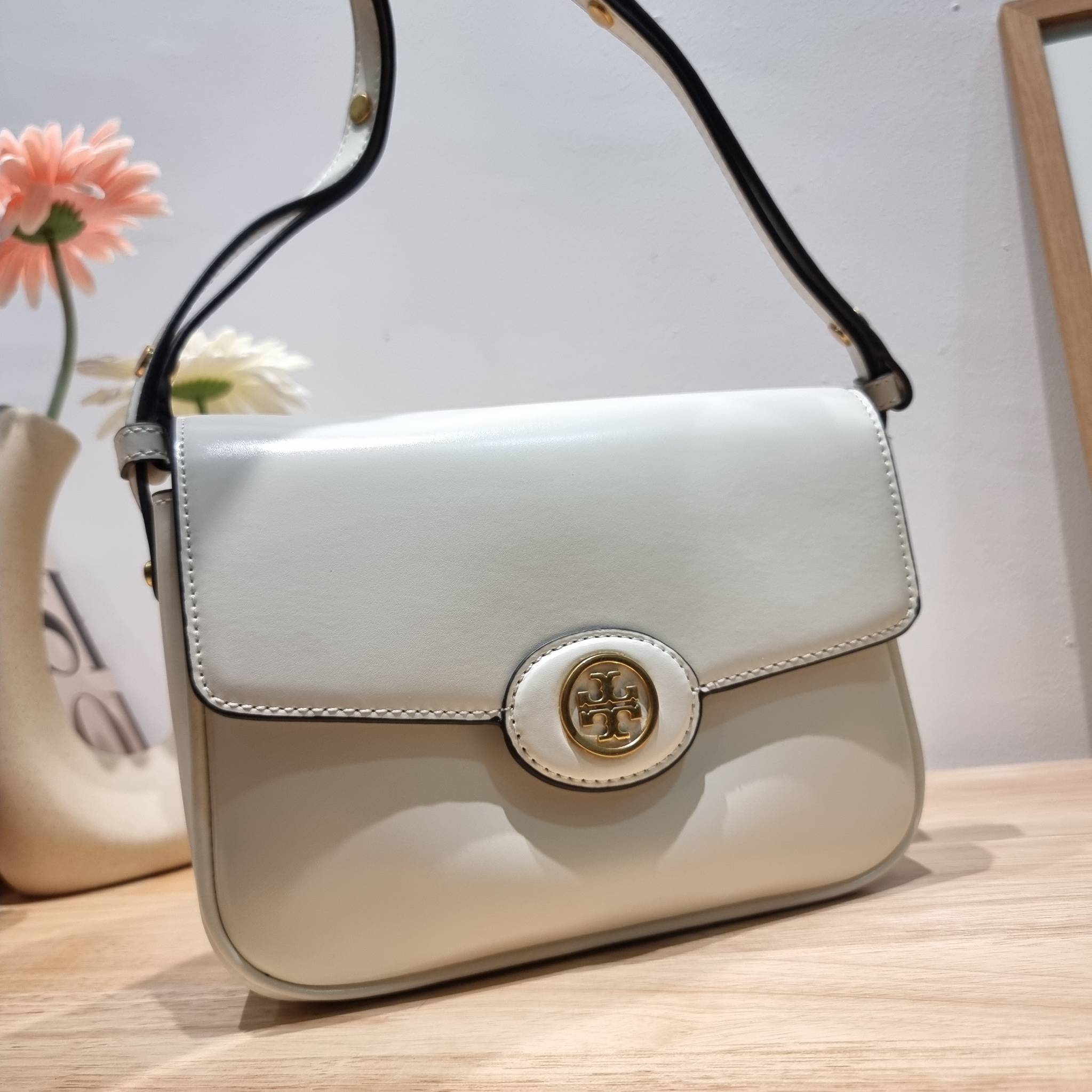 TORY BURCH ROBINSON SPAZZOLATO CONVERTIBLE SHOULDER BAG คอลเลคชั่นใหม่ สวยก่อนใคร ในราคาสุดคุ้ม! กับกระเป๋าสะพายไหล่ ดีไซน์สุดหรู หนังแก้วเงาสวยคม สีผู้ดี รูปทรงใช้งานได้ทุกลุค