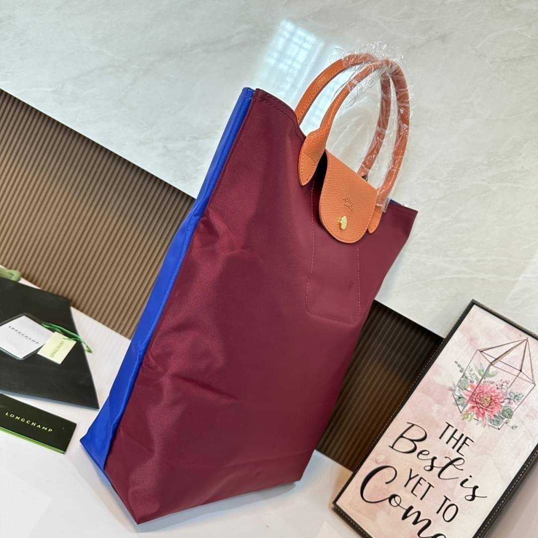 LONGCHAMP LE PLIAGE RE-PLAY TOP HANDLE BAG สินค้ารุ่นลิมิเต็ด collection สุดปัง ซื้อใบเดียวเหมือนได้2 ใบ กระเป๋าสะพายแนวตั้งที่กว้างขวาง มีเอกลักษณ์เฉพาะตัวแต่มีดีไซน์ที่น่าดึงดูด